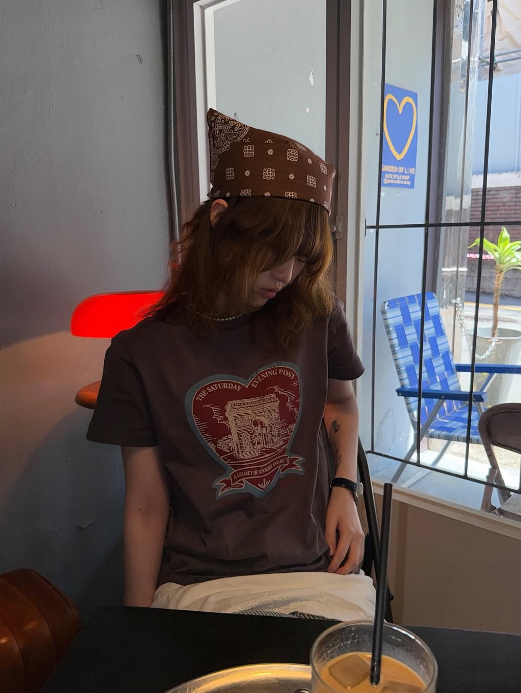 The Saturday Evening Post Arch Heart T-Shirt_Charcoal 착용 스타일 - 5