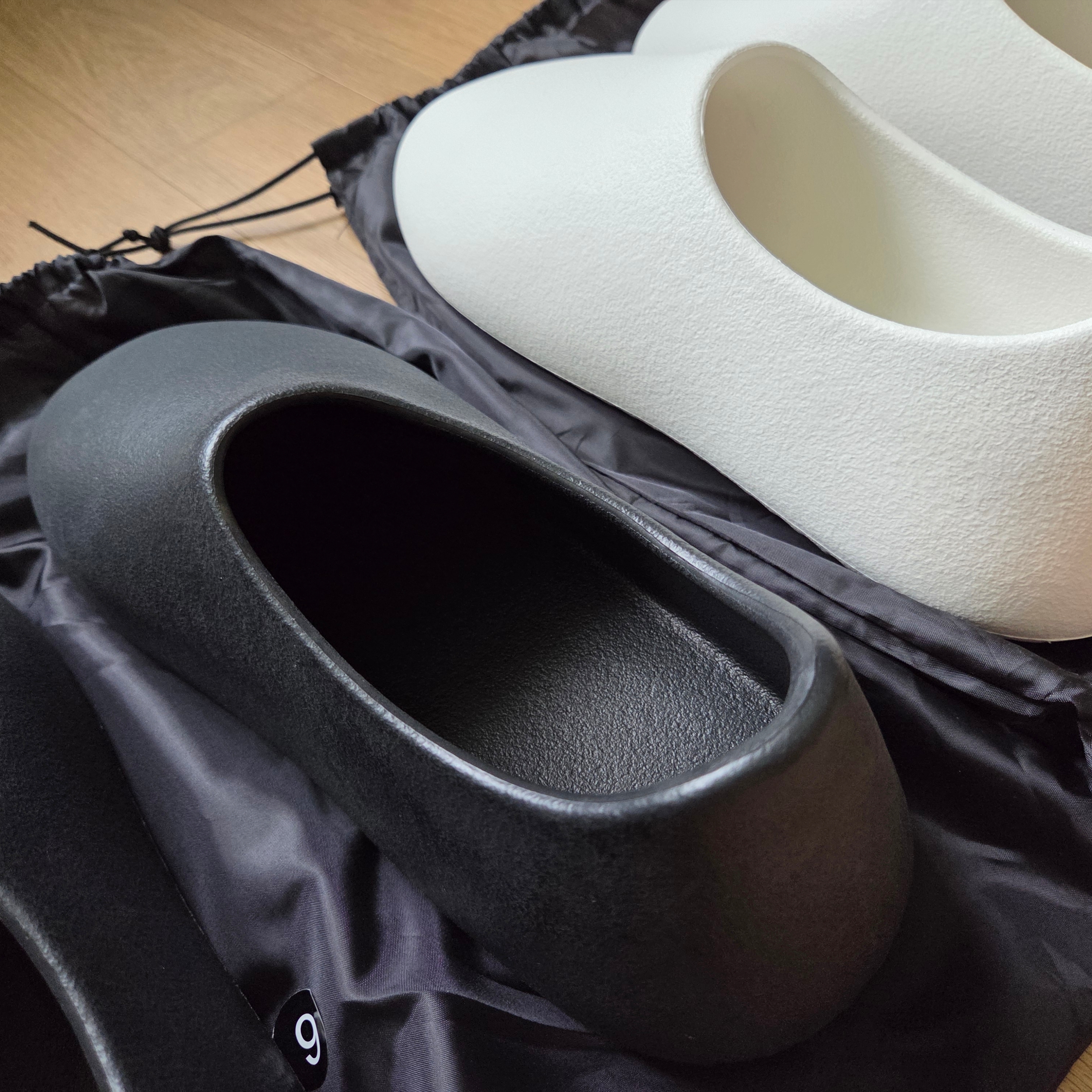 Yeezy SL-01 White, Yeezy SL-01 Black 착용 스타일 - 4