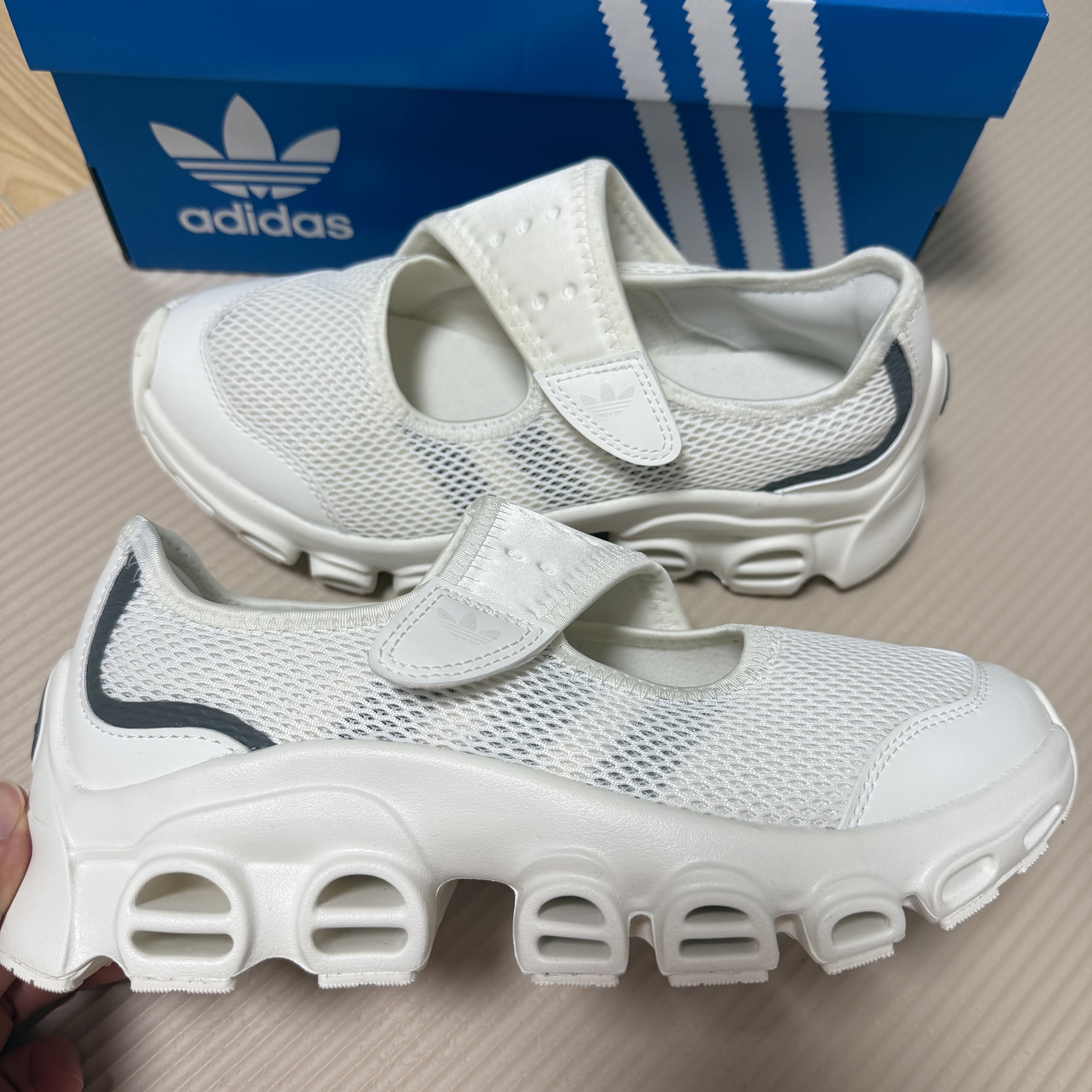 (W) Adidas Adifom Megajane Cloud White Iron Metallic 착용 스타일