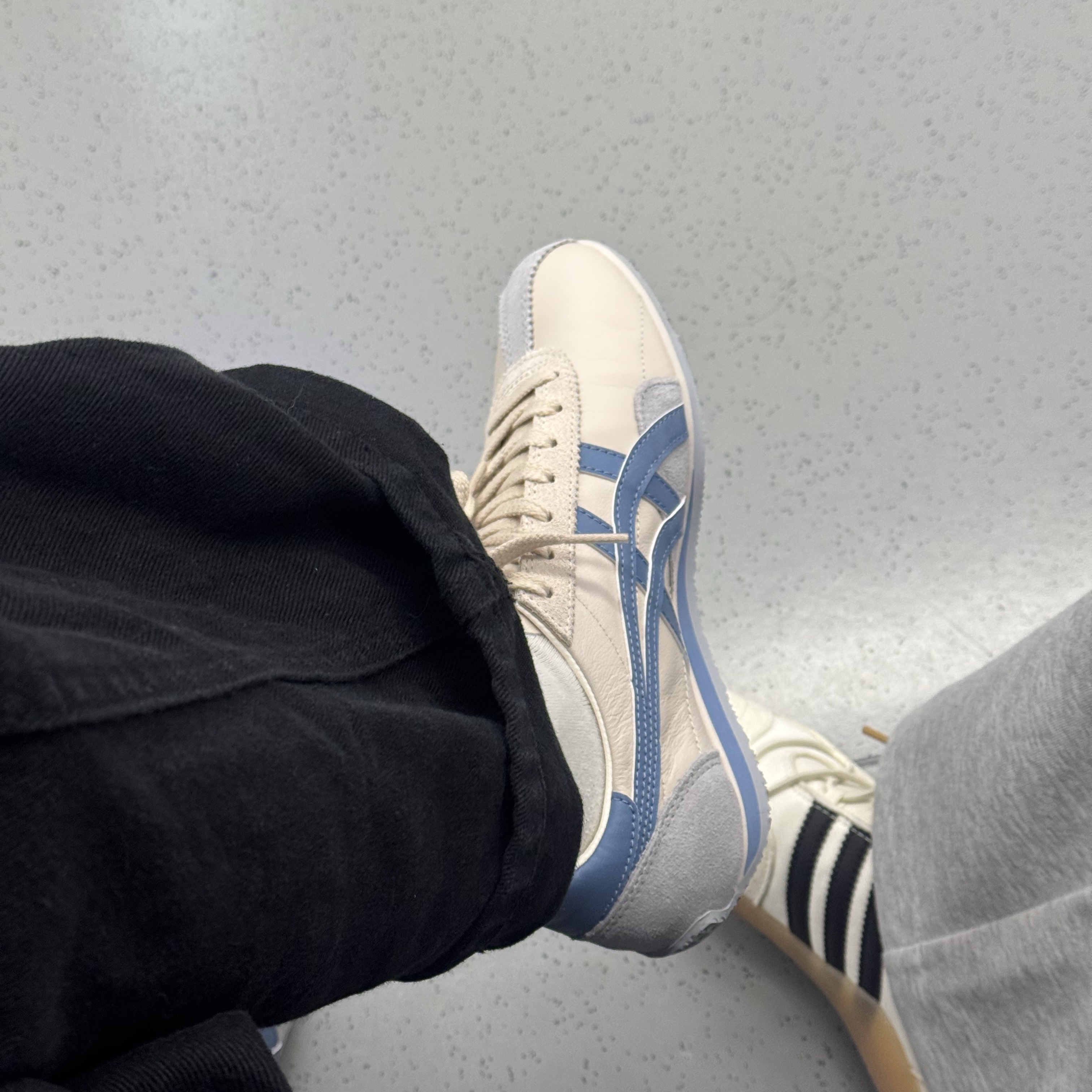 Onitsuka Tiger Runspark Cream Light Blue 착용 스타일