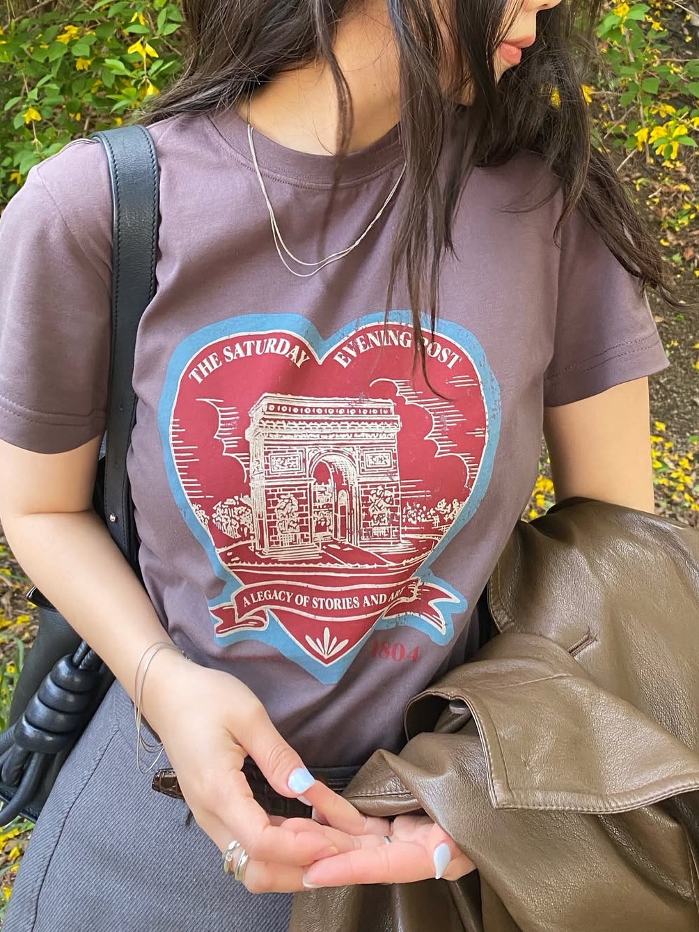 The Saturday Evening Post Arch Heart T-Shirt_Charcoal 착용 스타일 - 2