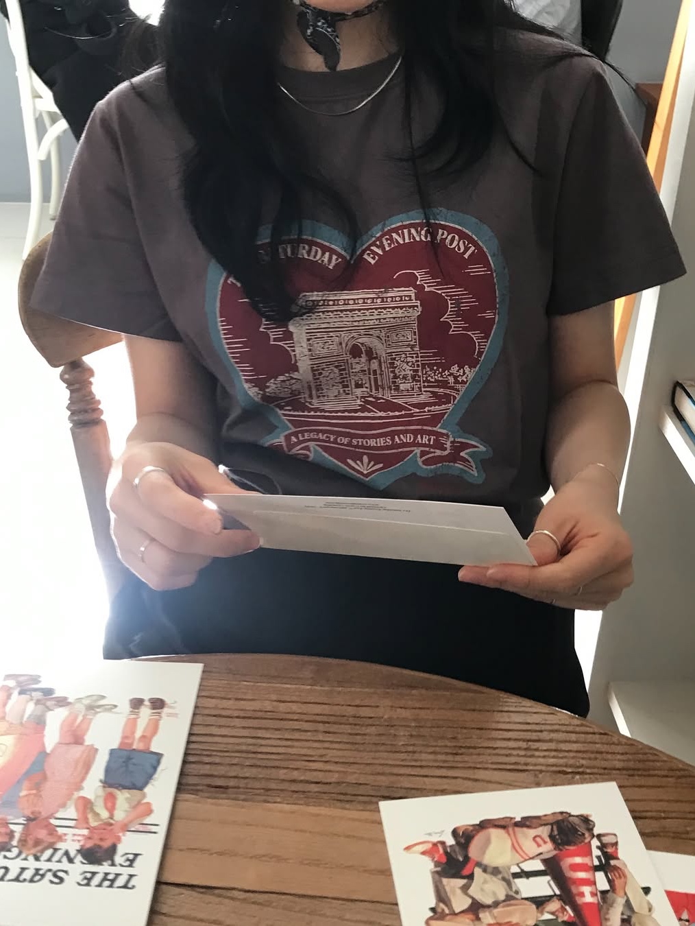 The Saturday Evening Post Arch Heart T-Shirt_Charcoal 착용 스타일 - 4