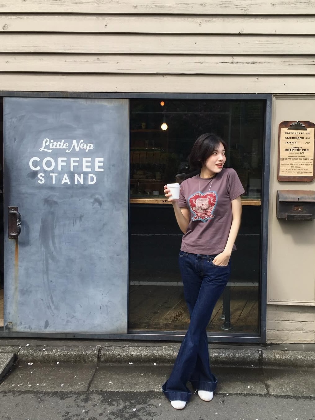The Saturday Evening Post Arch Heart T-Shirt_Charcoal 착용 스타일 - 1
