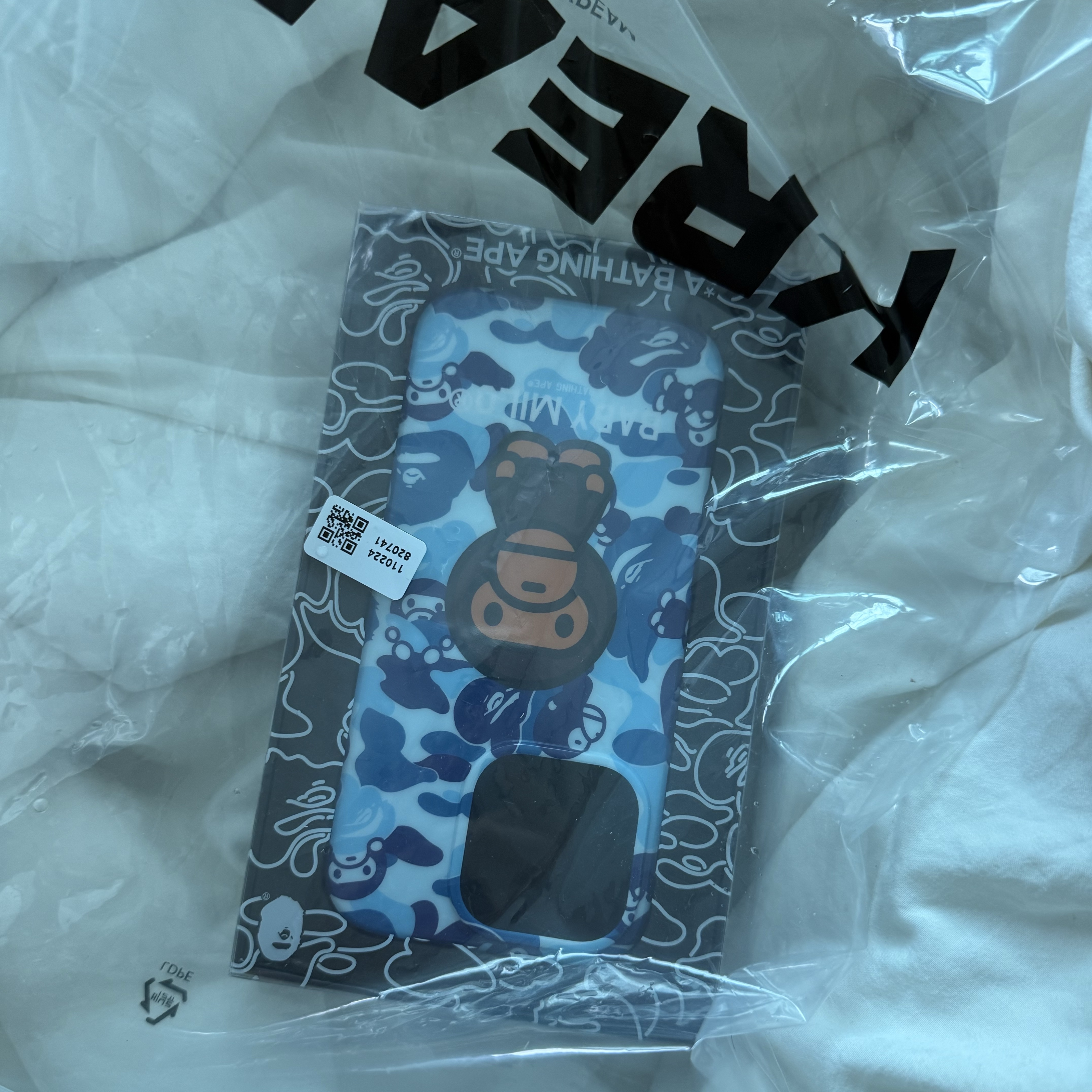 BAPE ABC Milo Camo iPhone 16 Pro Case Blue 착용 스타일 - 1
