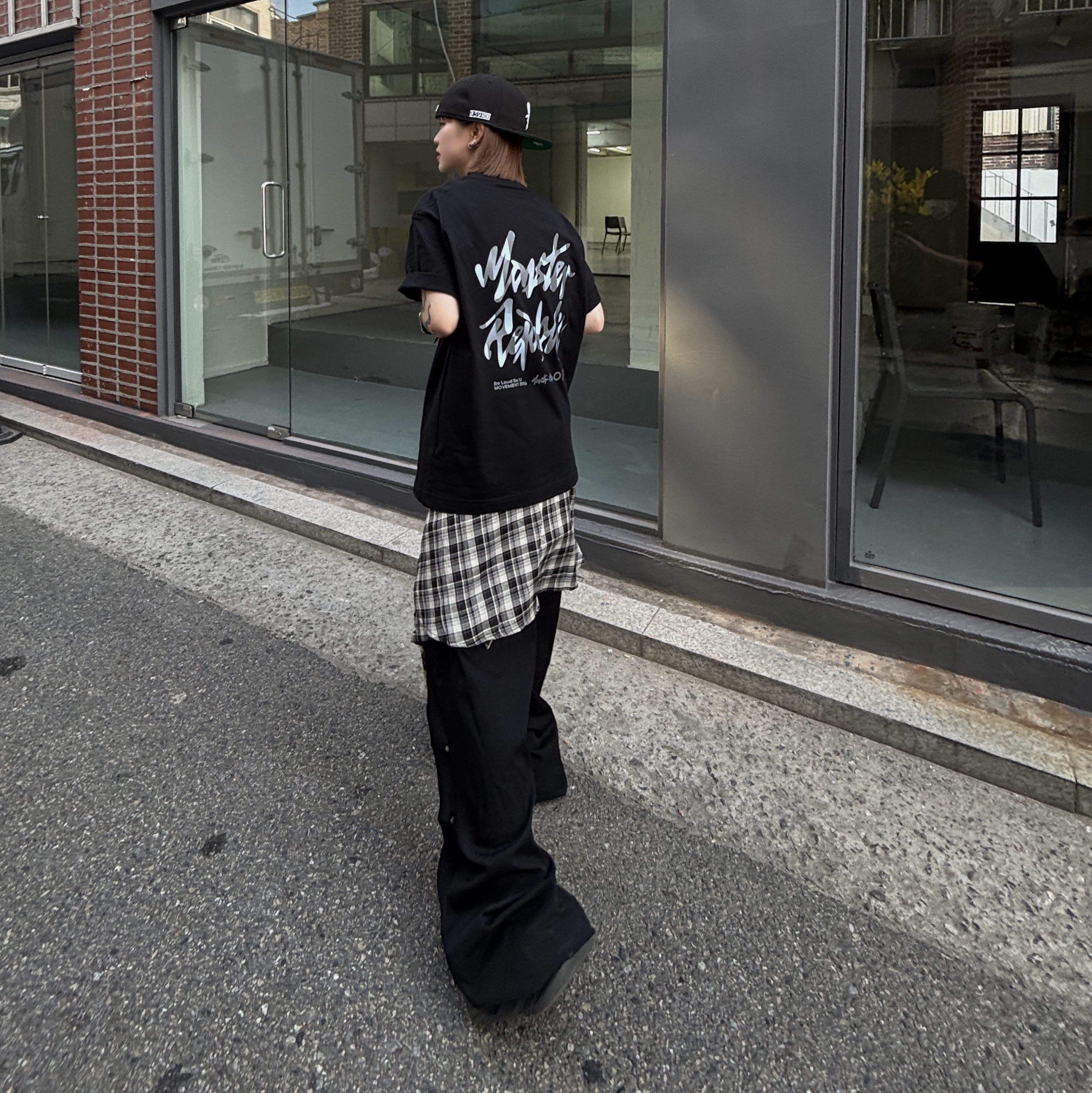 Adidas Yeezy Foam RNNR Carbon 착용 스타일 - 1