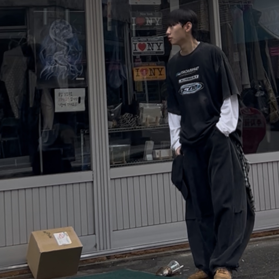 Farfromwhat Far Washed Logo T-Shirt Black, Stussy Stock Seoul LS T-Shirt White 착용 스타일 - 3