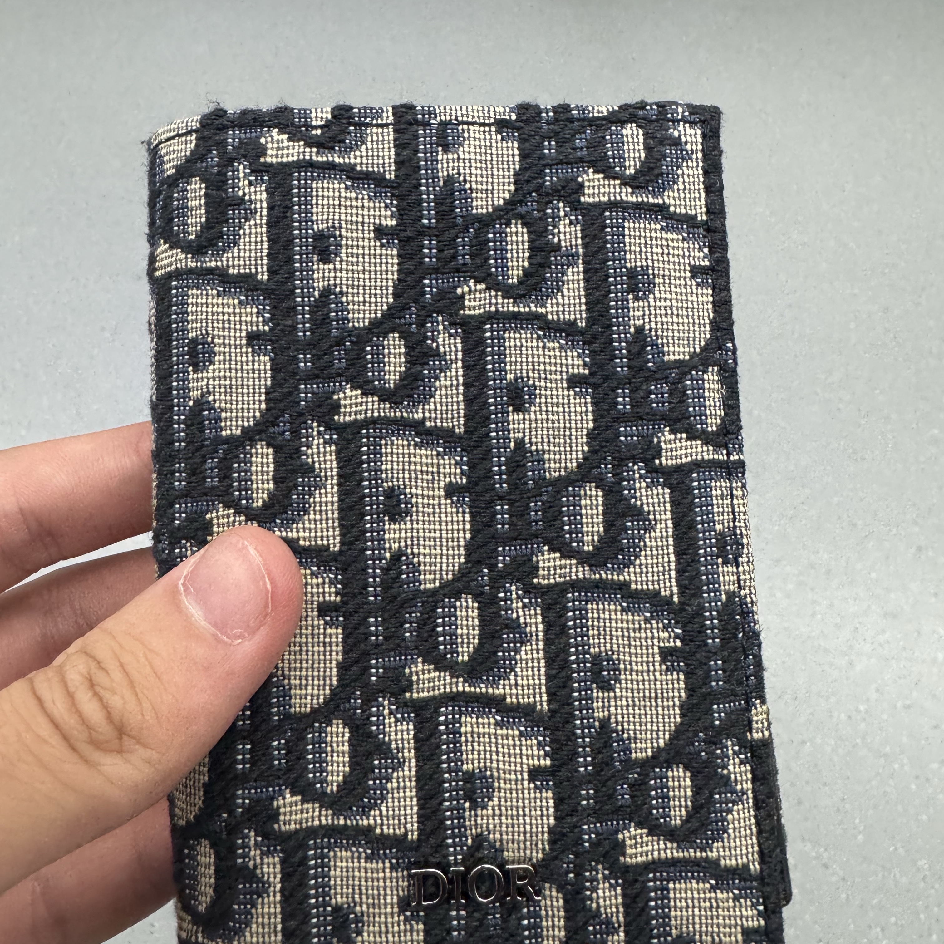 Dior Bi-Fold Card Holder Beige & Black Dior Oblique Jacquard 착용 스타일