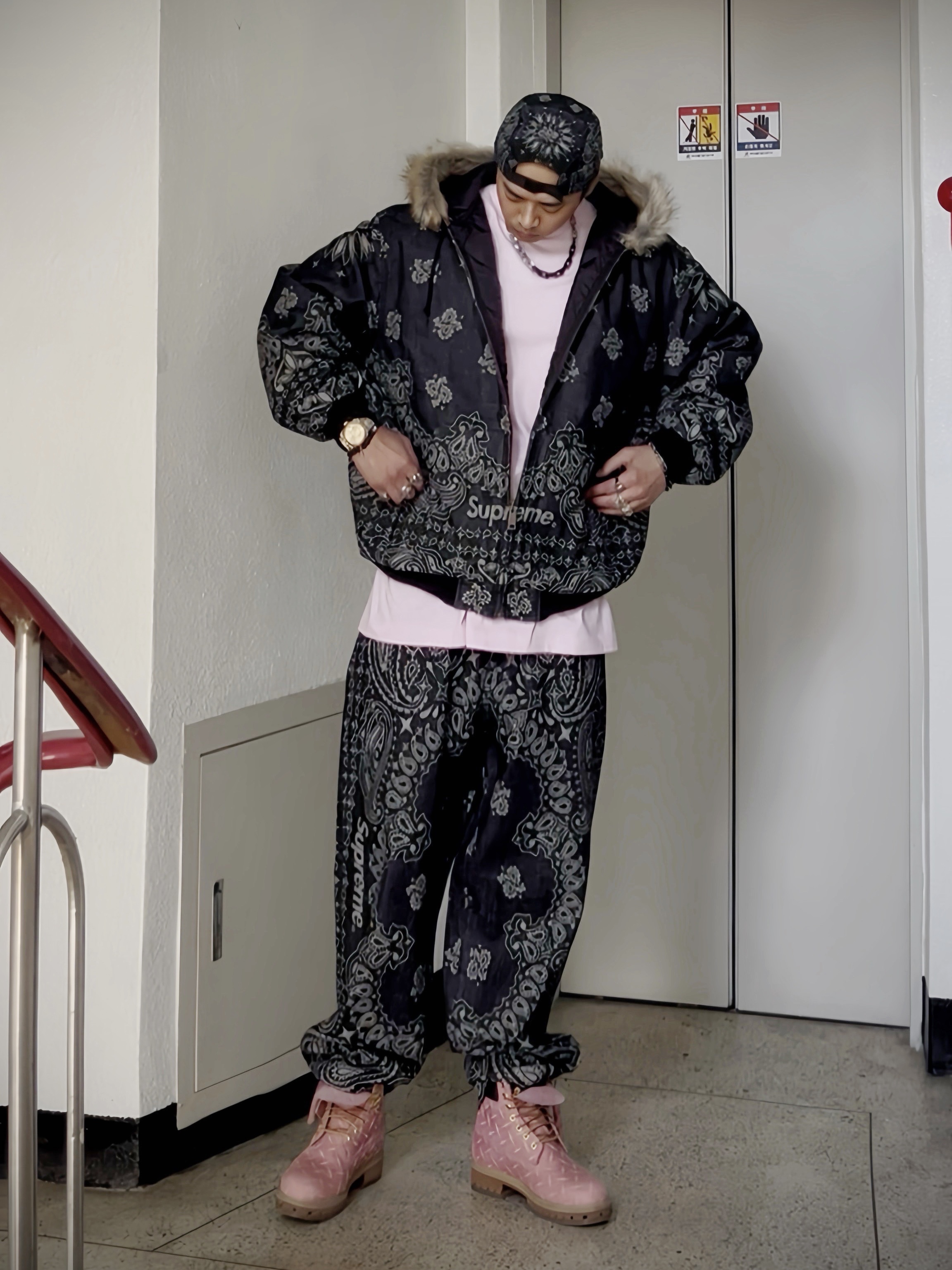Supreme Bandana Jacquard Denim Camp Cap Black - 25SS, Supreme Bandana Jacquard Denim Hooded Work Jacket Black - 25SS 착용 스타일 - 1