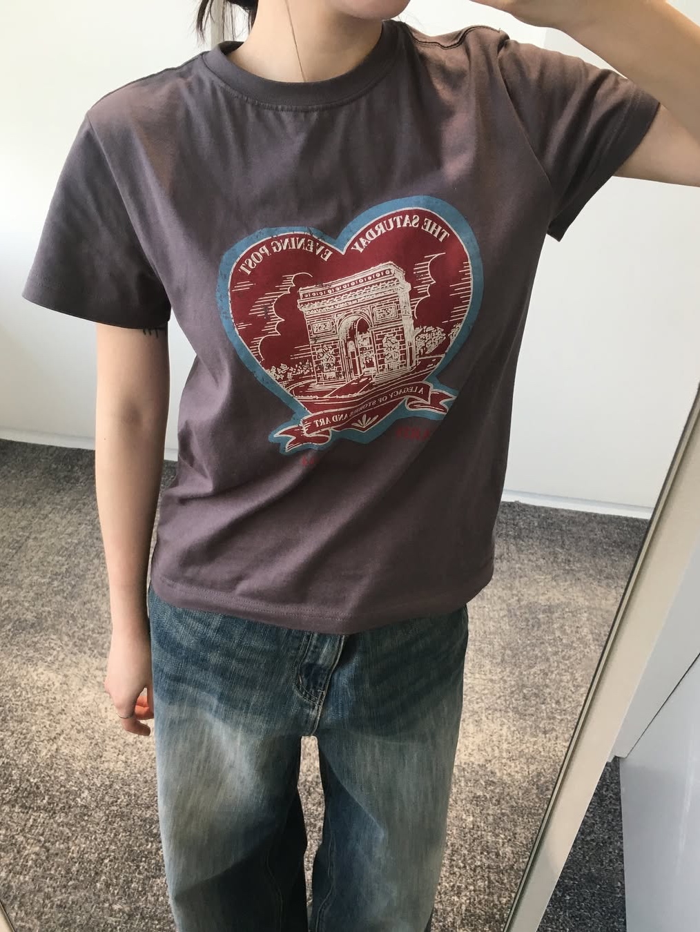 The Saturday Evening Post Arch Heart T-Shirt_Charcoal 착용 스타일 - 3