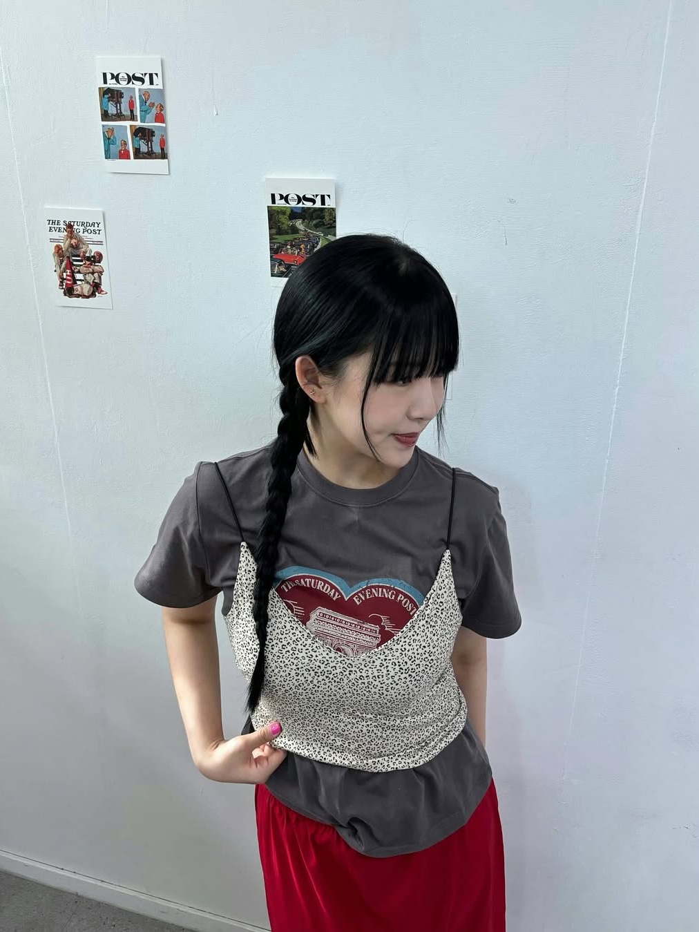 The Saturday Evening Post Arch Heart T-Shirt_Charcoal 착용 스타일 - 2