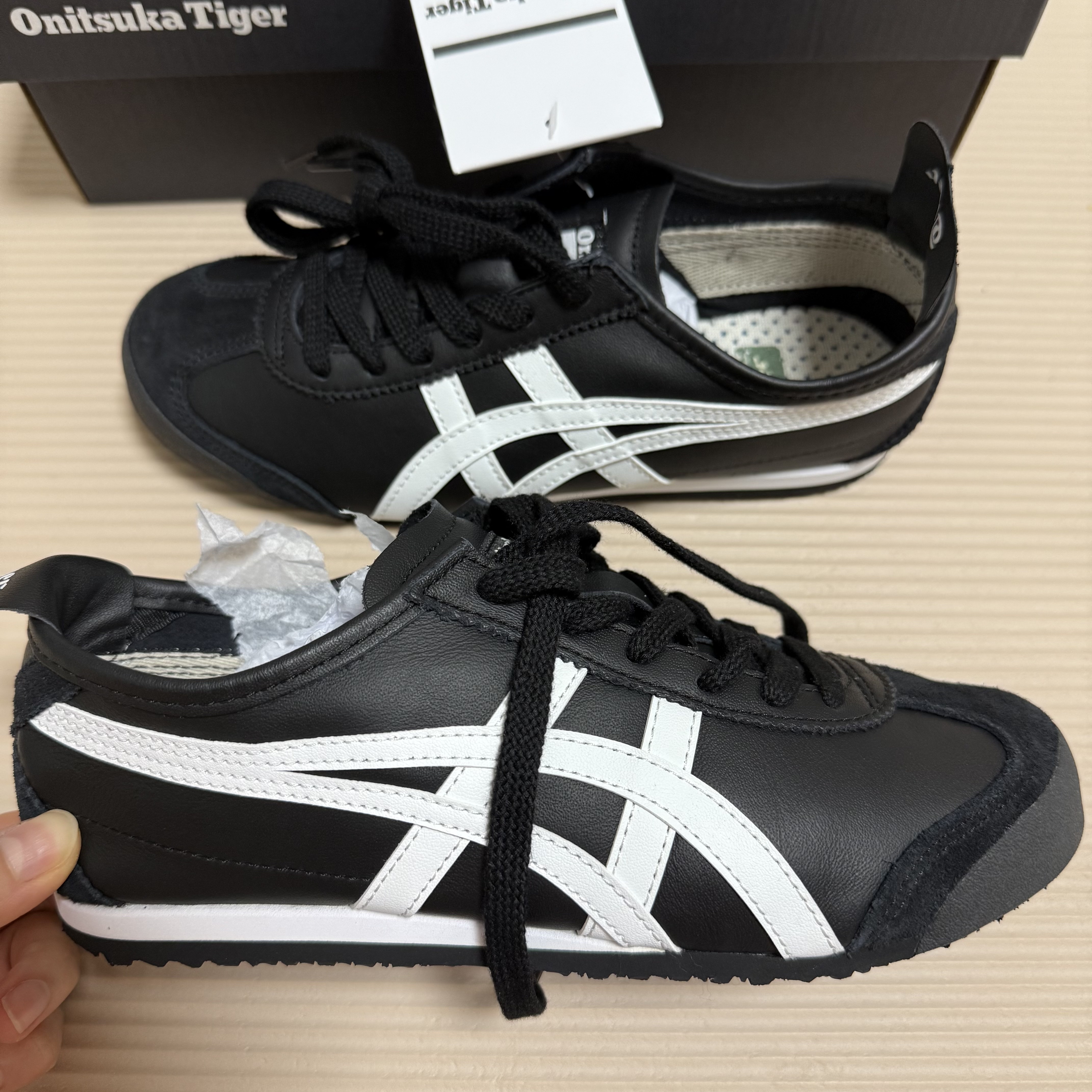 Onitsuka Tiger Mexico 66 Black White 착용 스타일 - 1