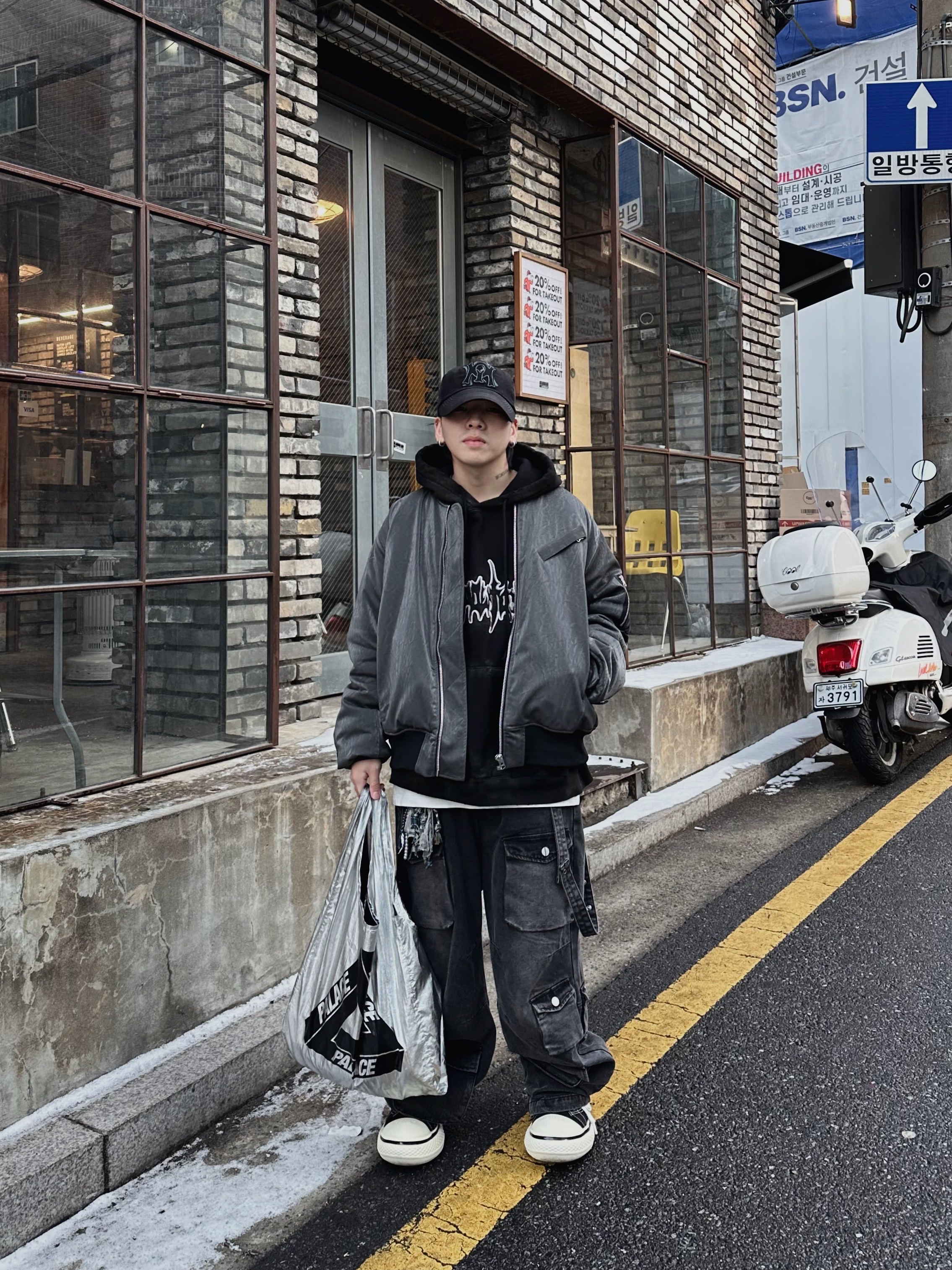 Palace Palace Shop Reusable Bag Silver - 22FW 착용 스타일 - 1