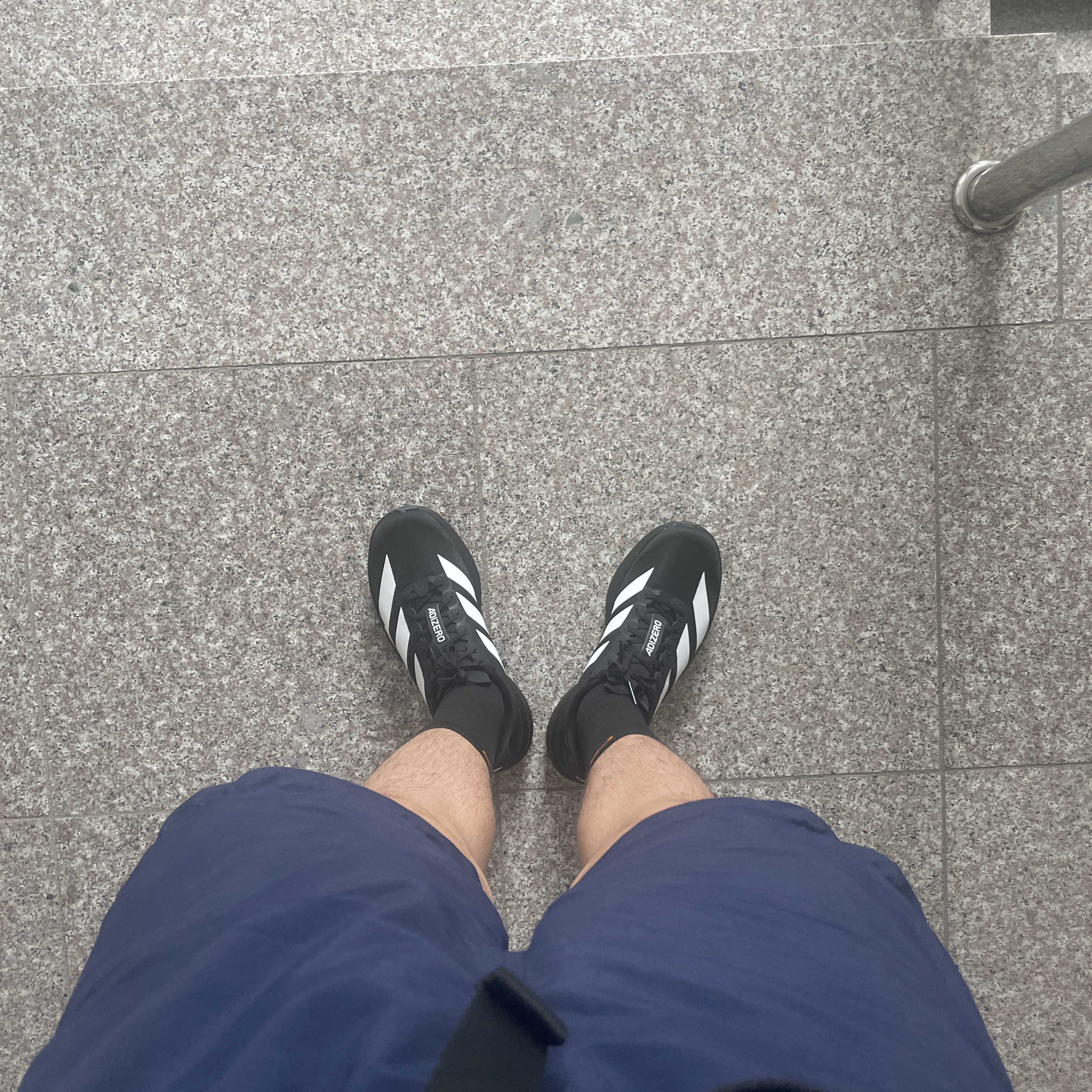 Adidas Adizero EVO SL Core Black Cloud White 착용 스타일