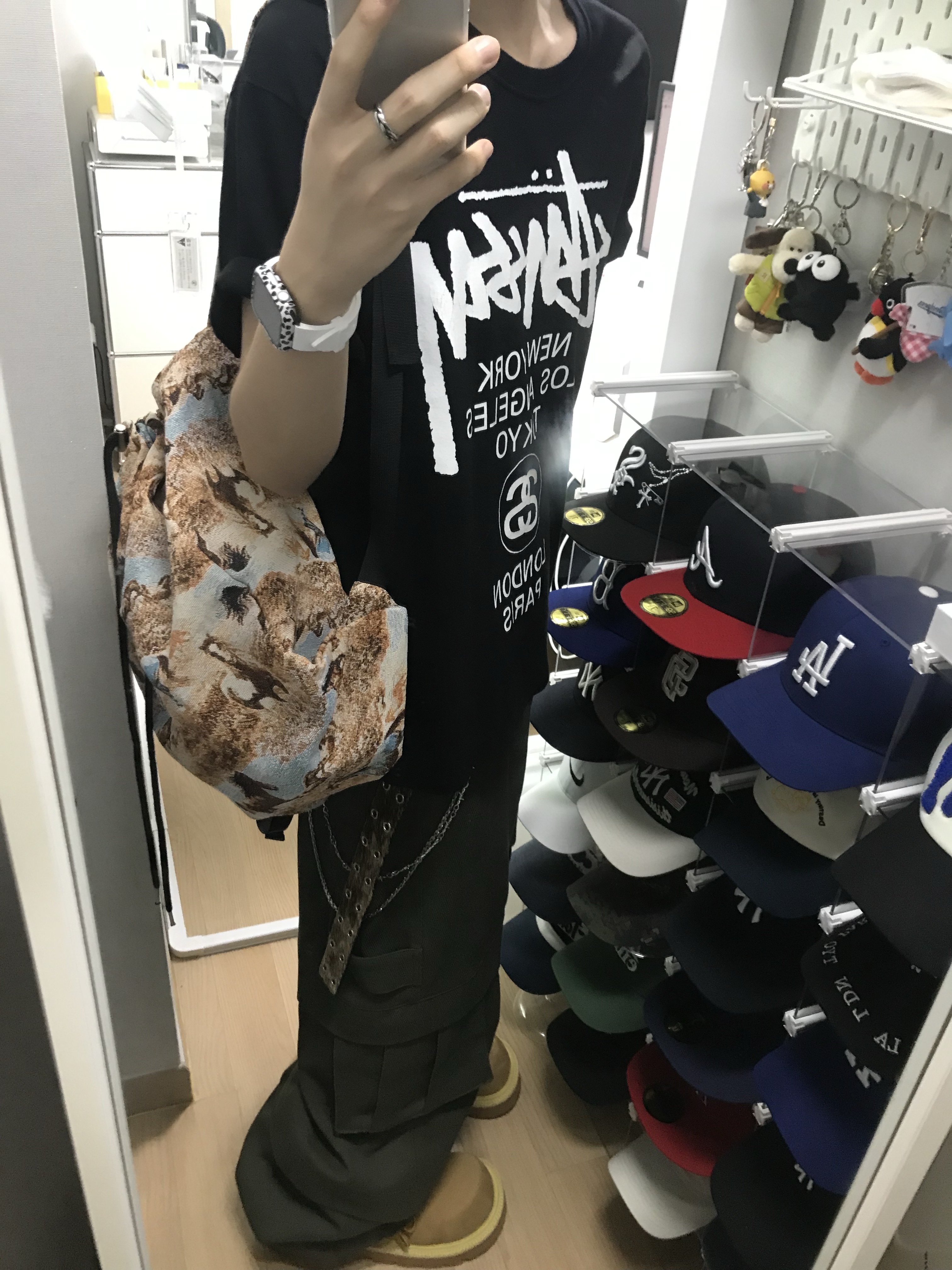 Stussy World Tour T-Shirt Black 2024,2025, Stussy World Tour T-Shirt Black 2023 착용 스타일