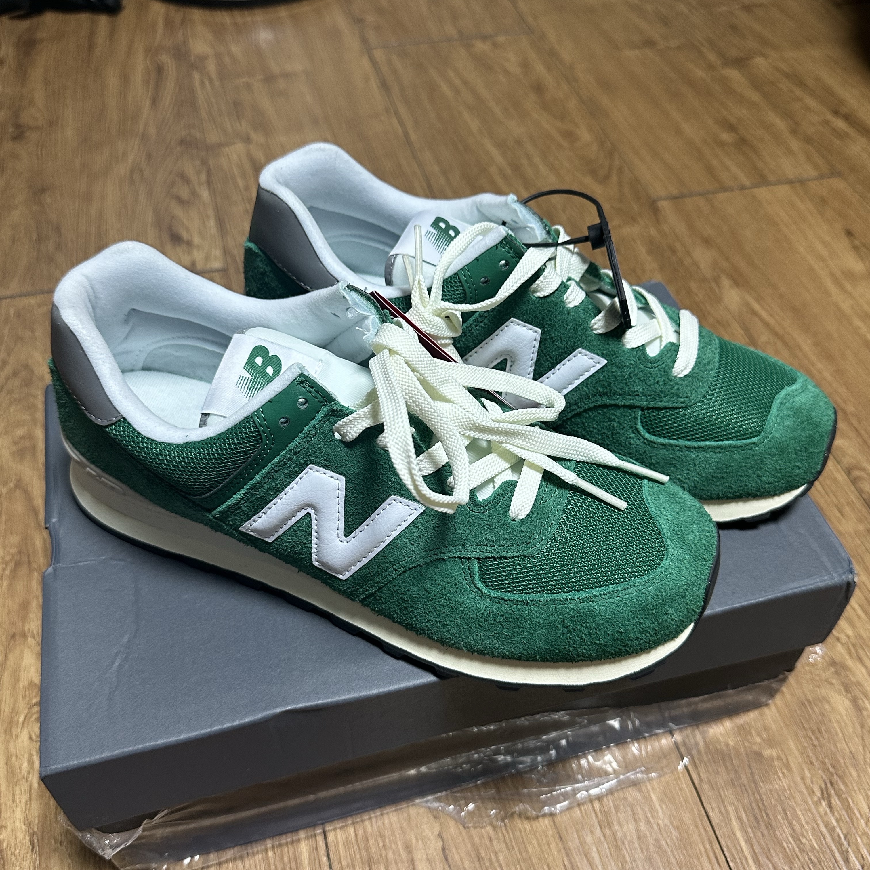 New Balance 574 Heritage Grass Green 착용 스타일