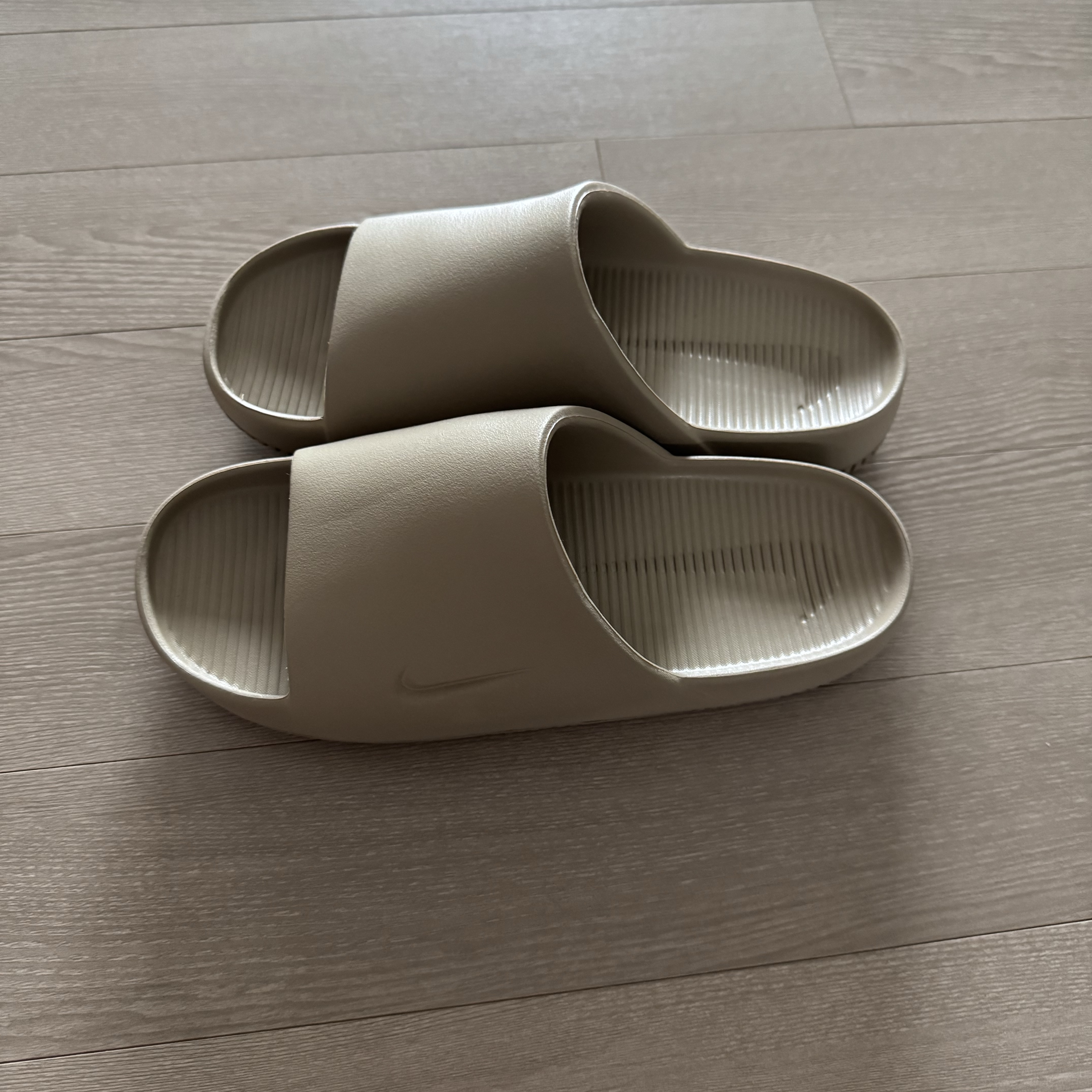 Nike Calm Slide Khaki 착용 스타일 - 2
