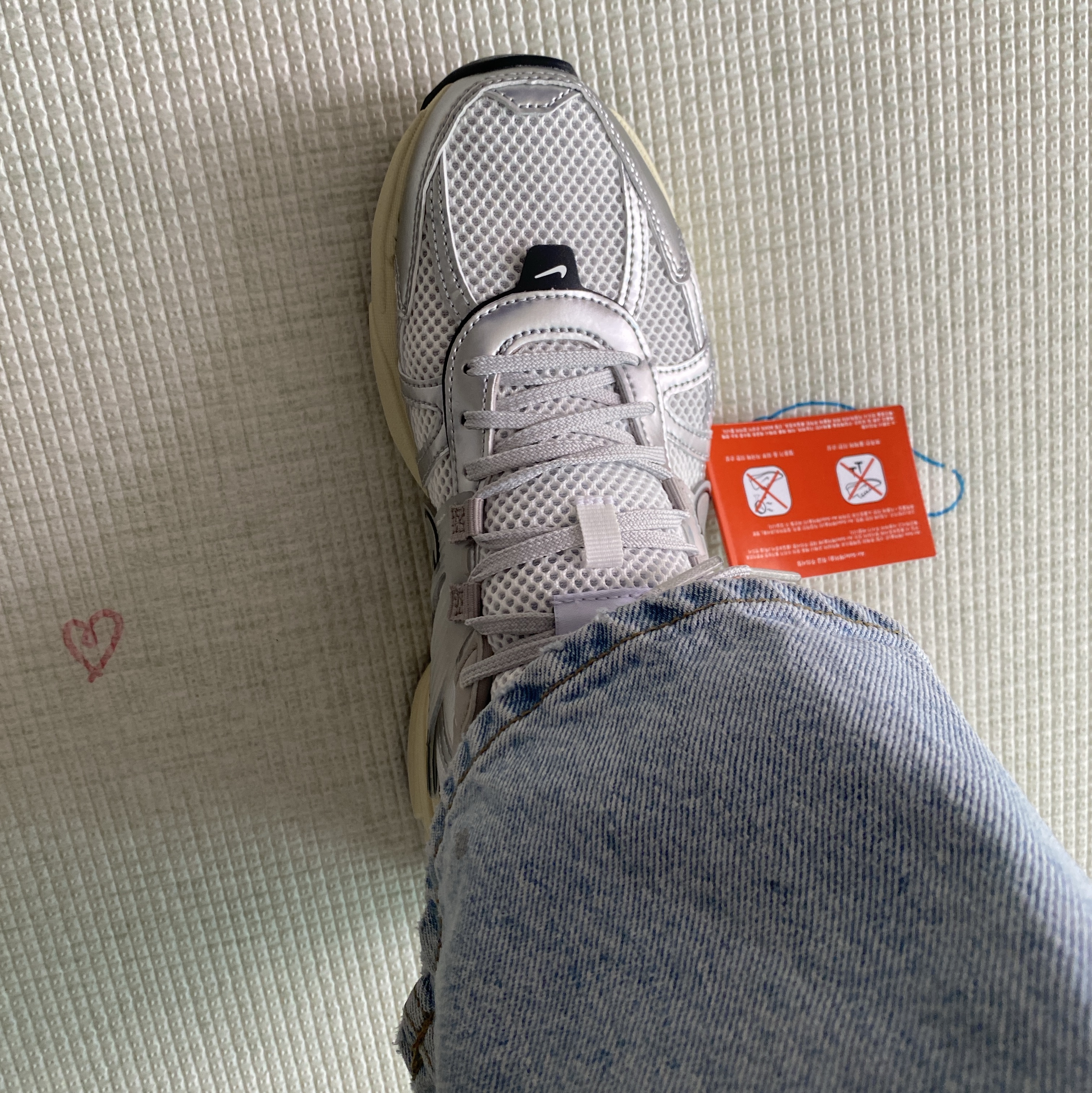 Nike V2K Run Summit White Metallic Silver 착용 스타일 - 2