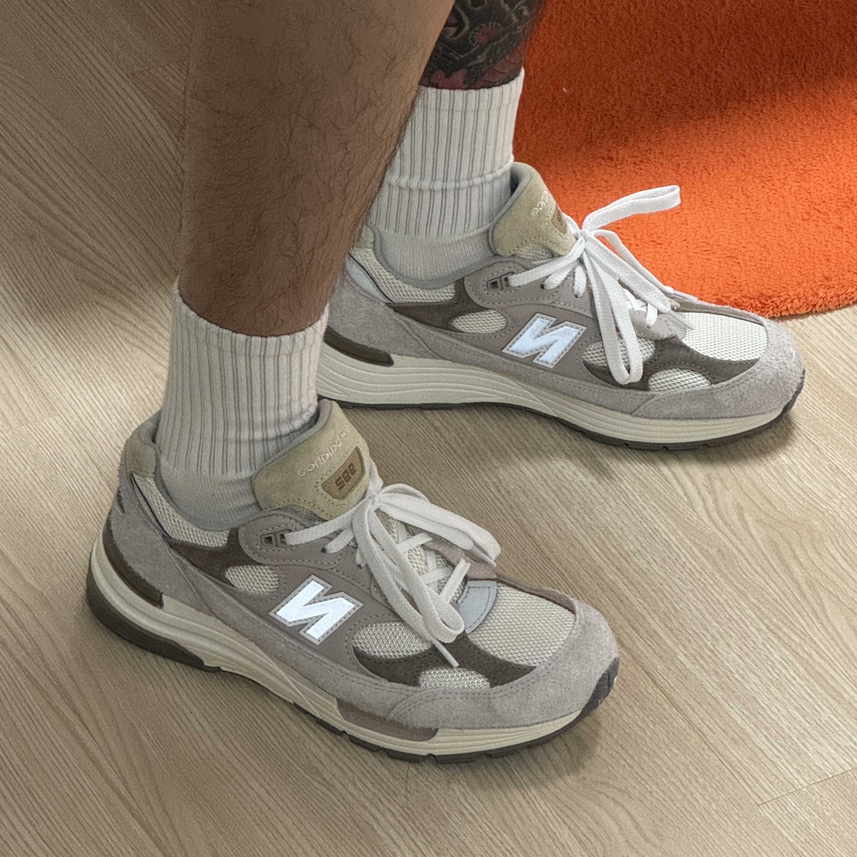New Balance 992 Made in USA Moonrock Mushroom 착용 스타일 - 2