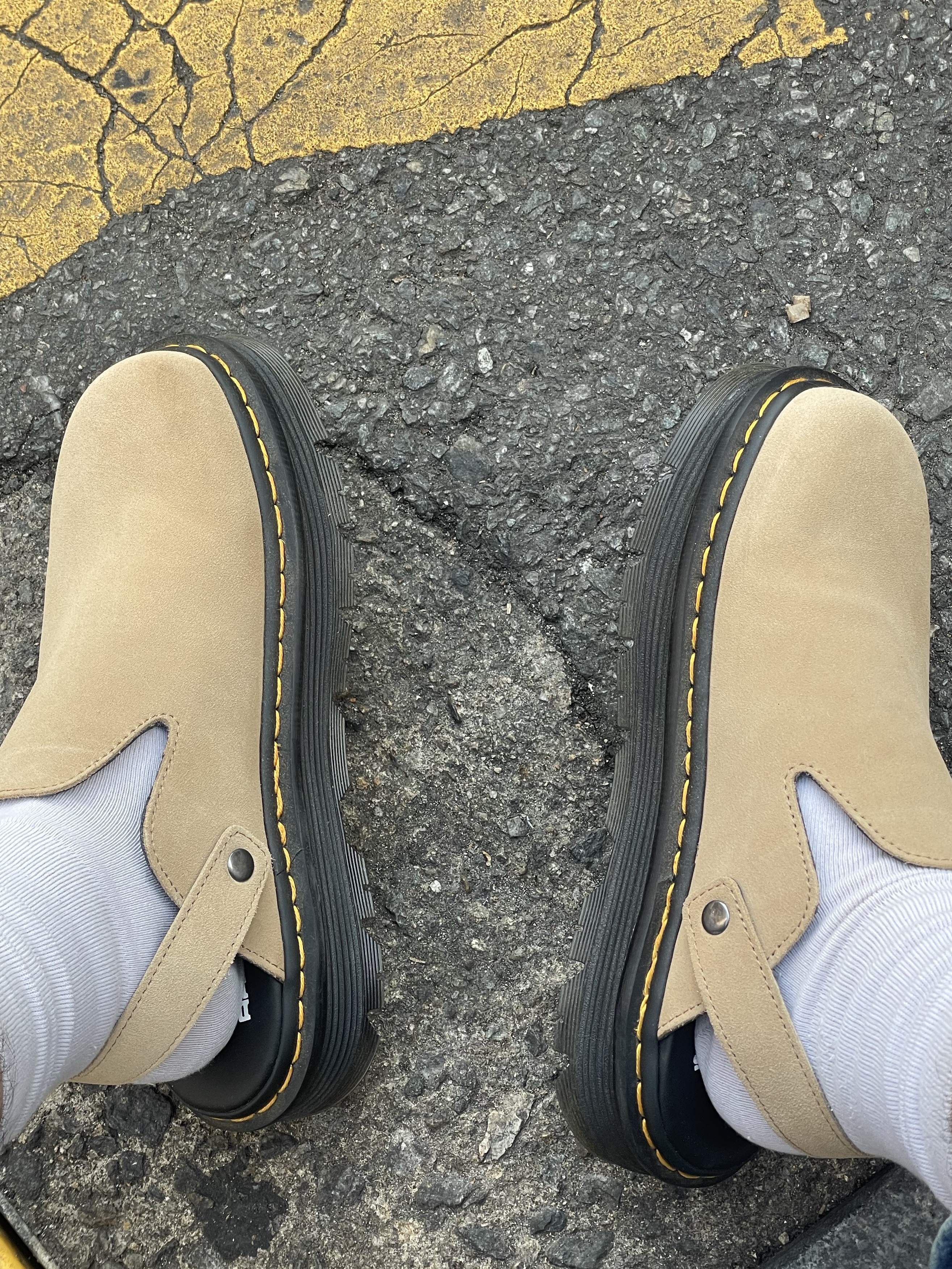 Dr. Martens Zebzag Suede Slingback Platform Mule Savannah Tan 착용 스타일 - 5