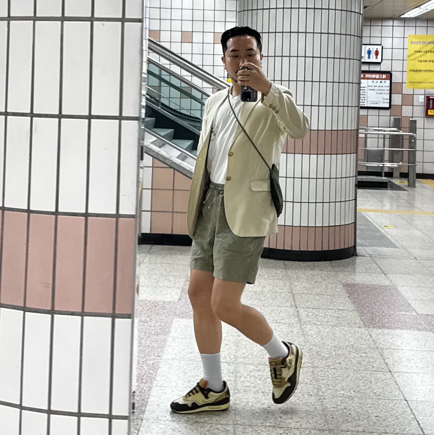 Nike x Travis Scott Air Max 1 Cact.us Brown, Stussy Fire Dice T-Shirt White 착용 스타일