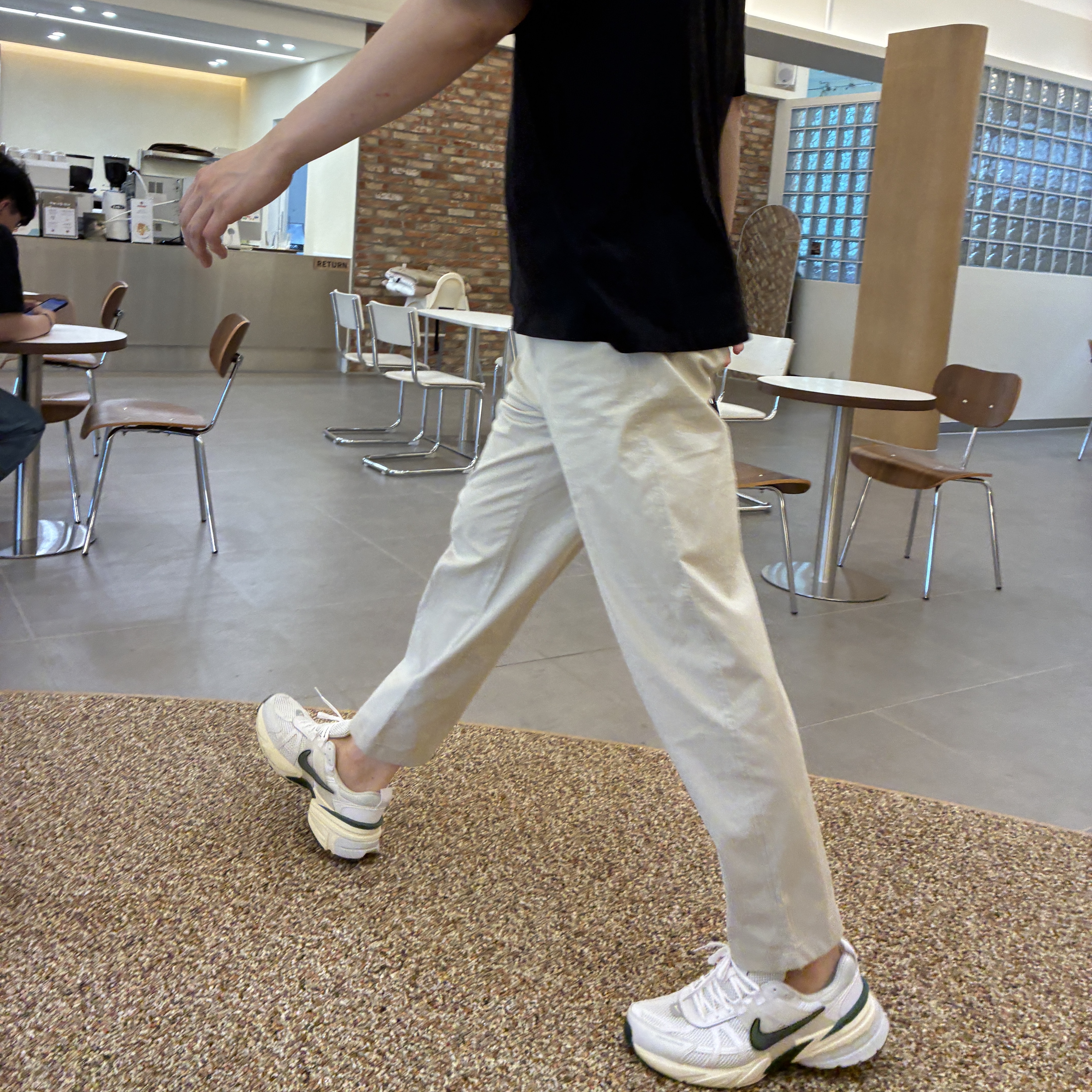 Nike V2K Run White Fir 착용 스타일