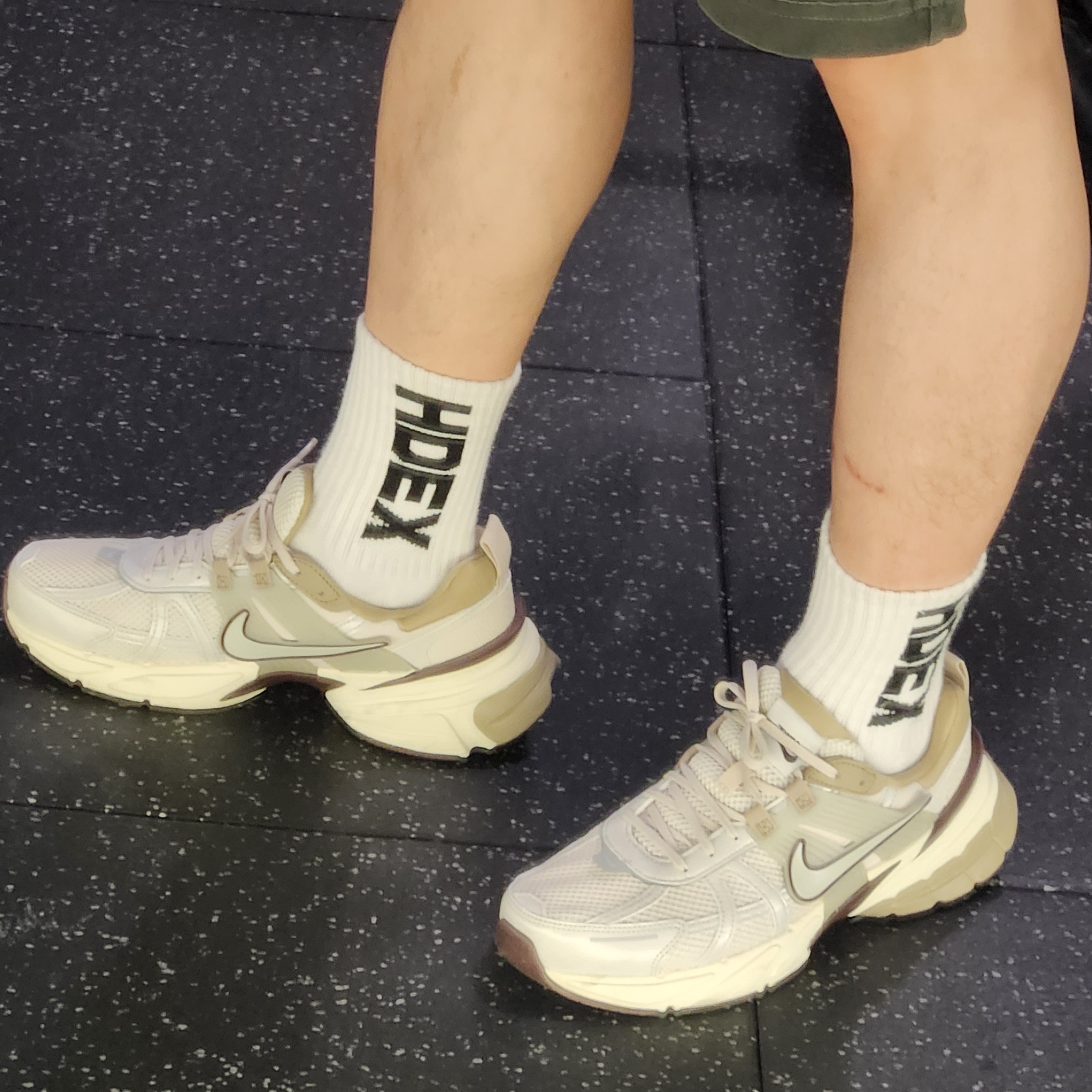 Nike V2K Run Light Orewood Brown Khaki 착용 스타일