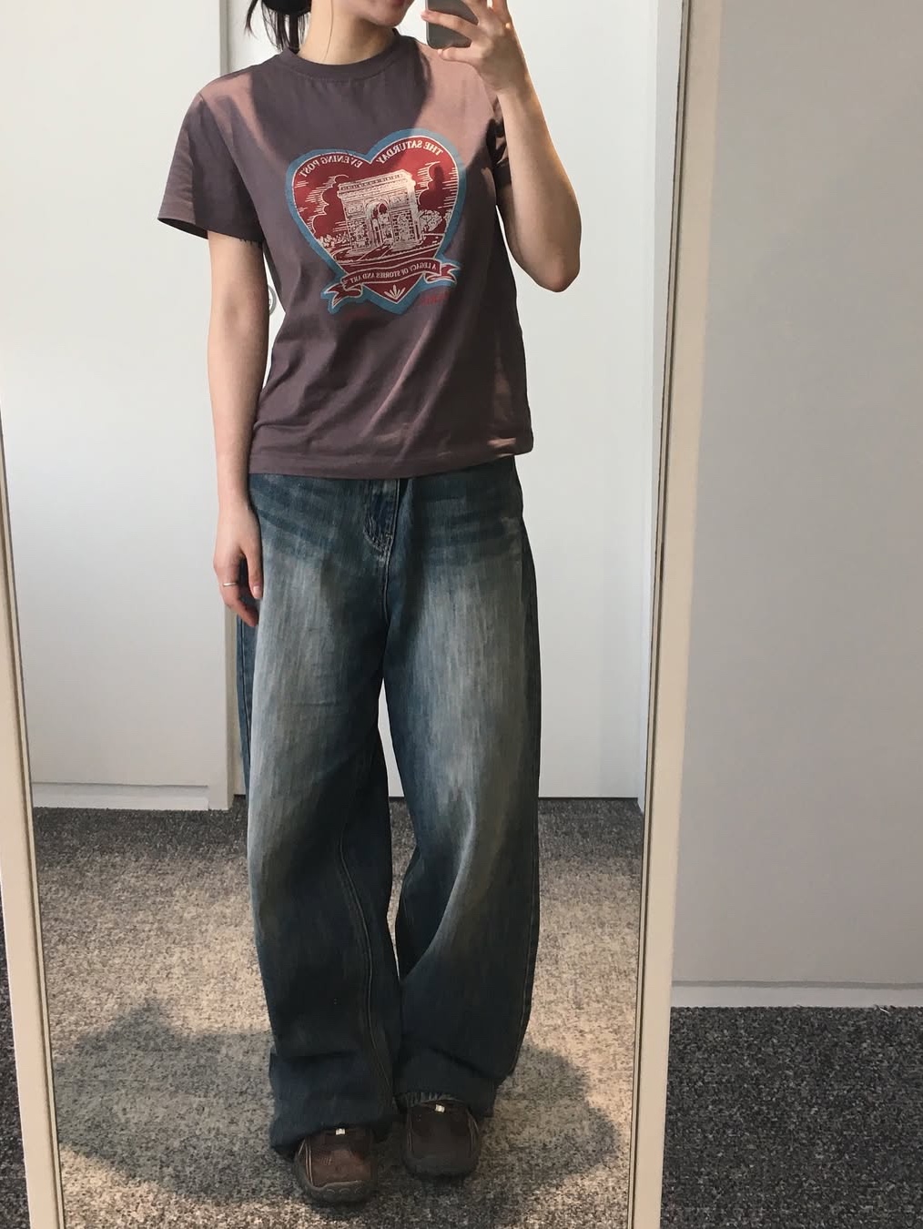 The Saturday Evening Post Arch Heart T-Shirt_Charcoal 착용 스타일 - 2