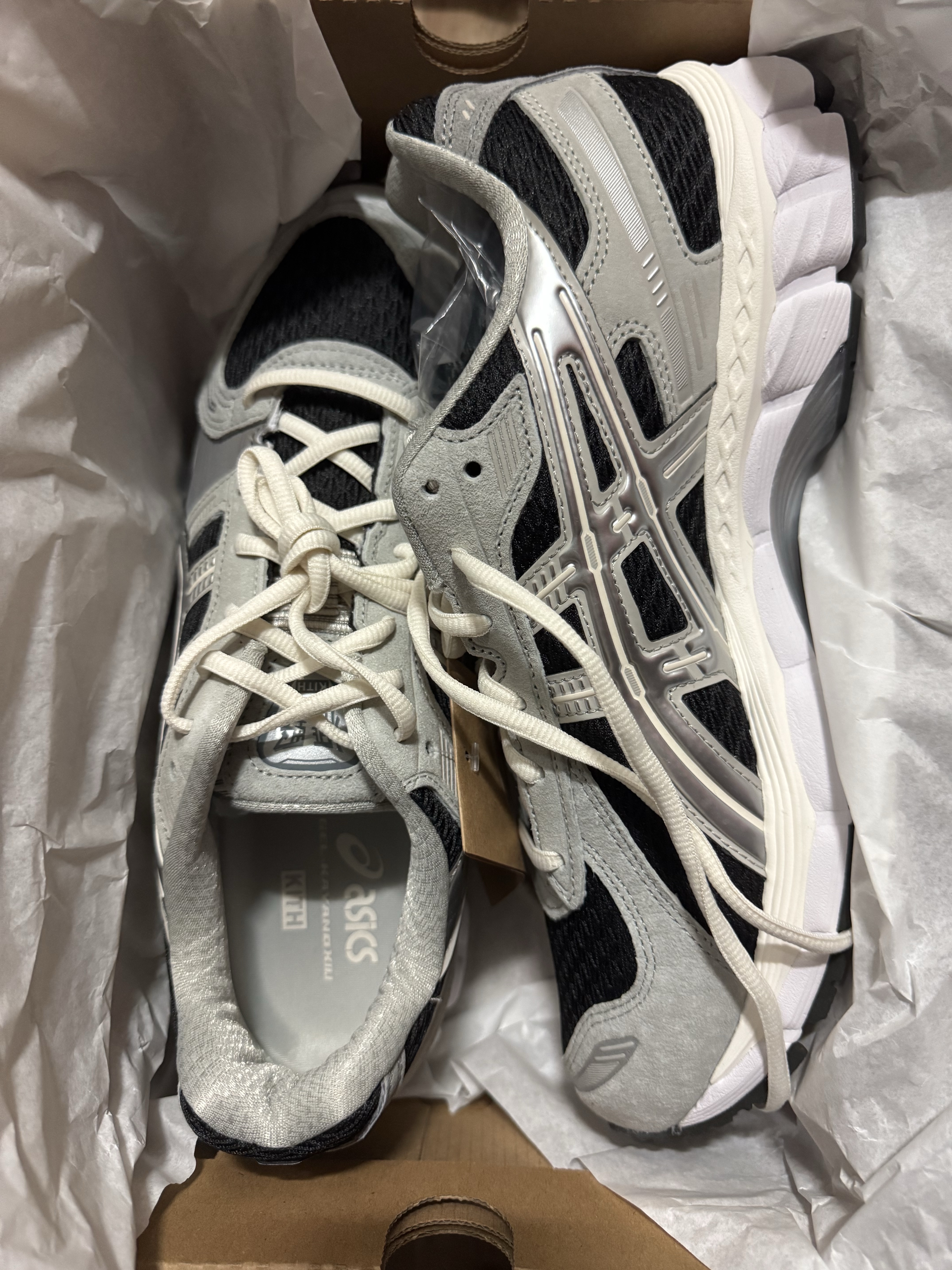 Asics x Kith Gel-Kayano 12.1 Peat Cream, Jordan x Off-White S/S Top Forest Green Black - Asia 착용 스타일 - 1