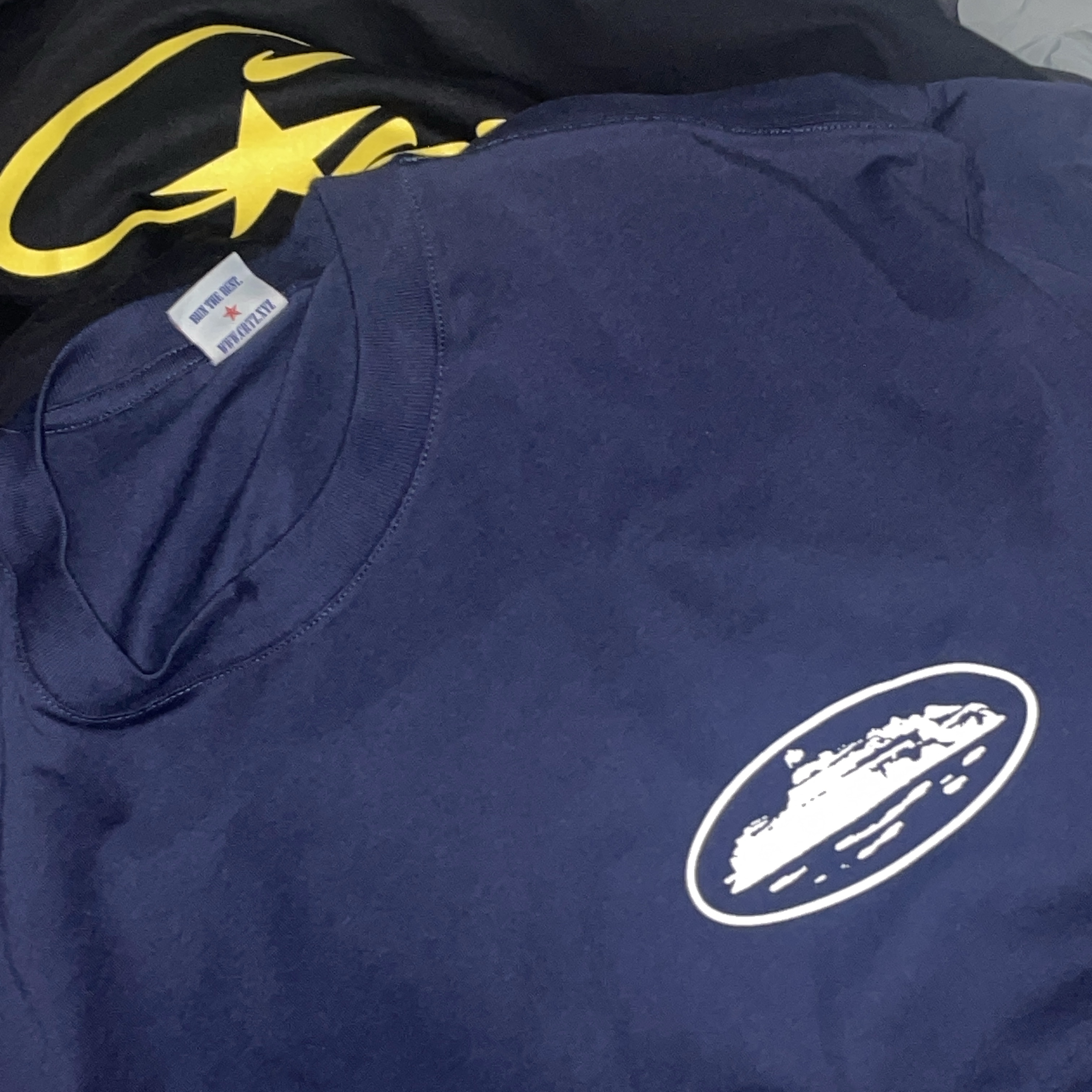 Corteiz Allstarz T-Shirt Black, Corteiz OG Island T-Shirt Black Yellow 착용 스타일