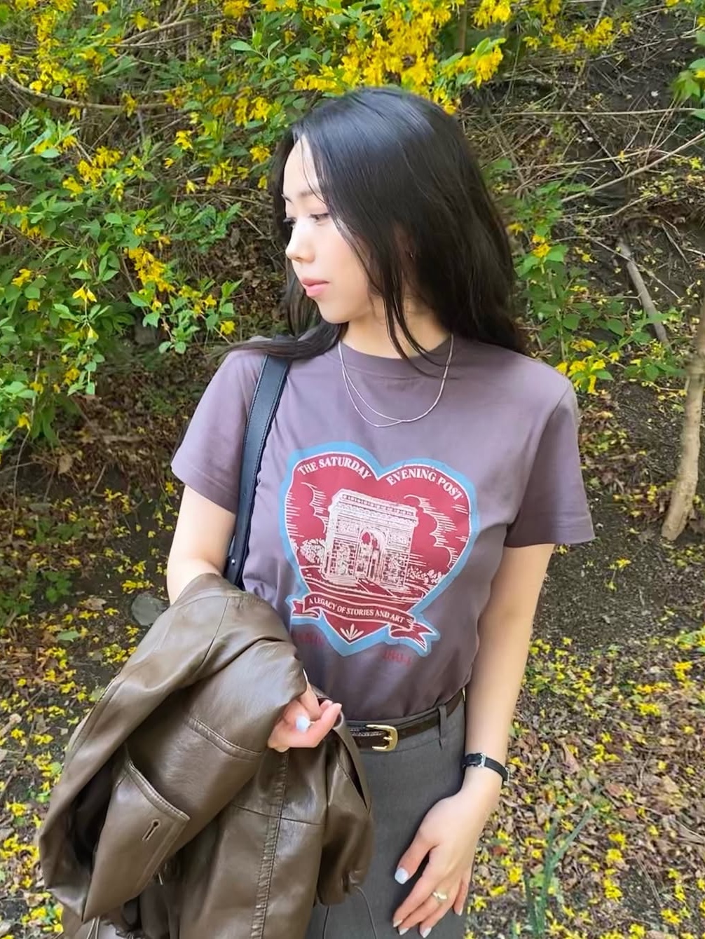 The Saturday Evening Post Arch Heart T-Shirt_Charcoal 착용 스타일 - 1