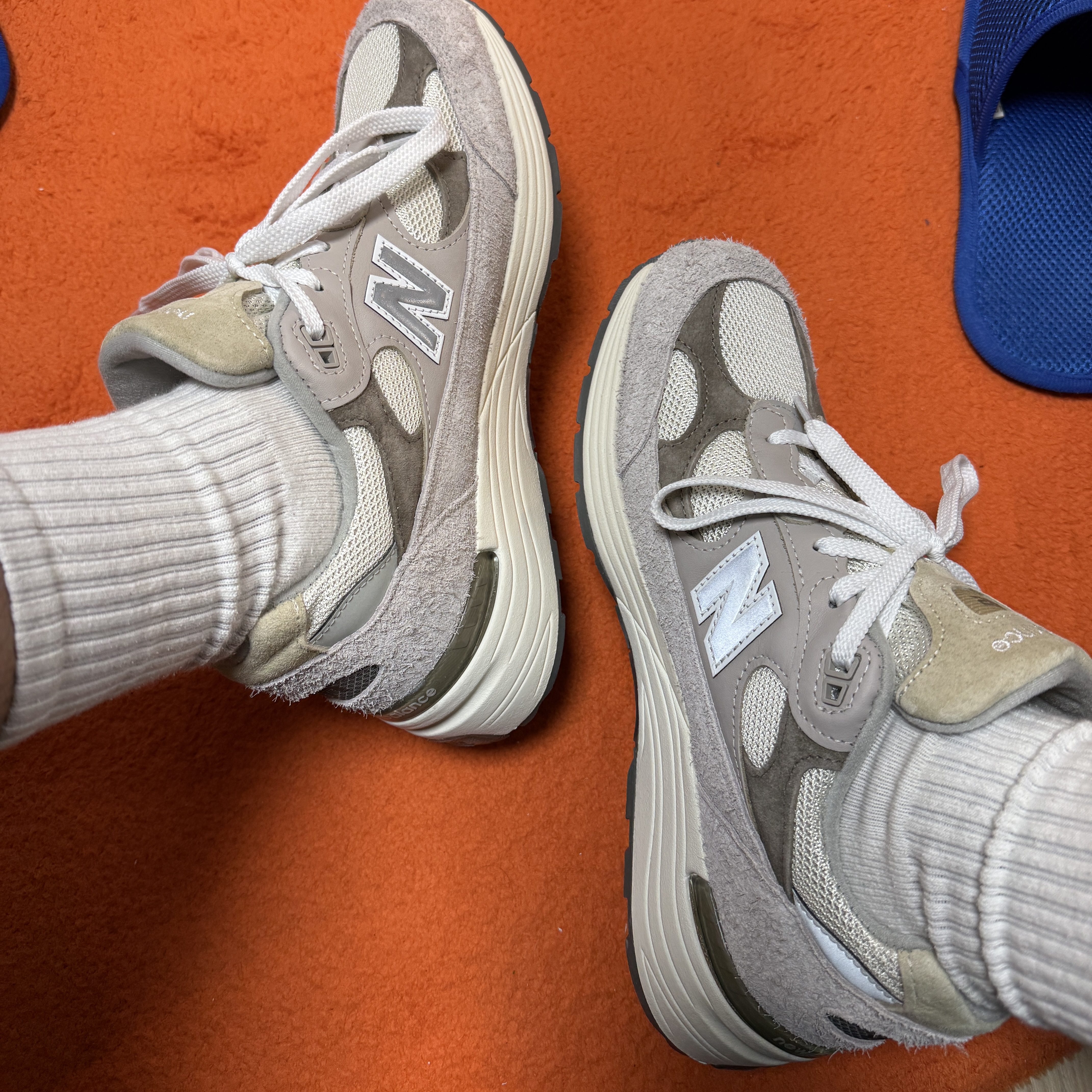 New Balance 992 Made in USA Moonrock Mushroom 착용 스타일 - 1