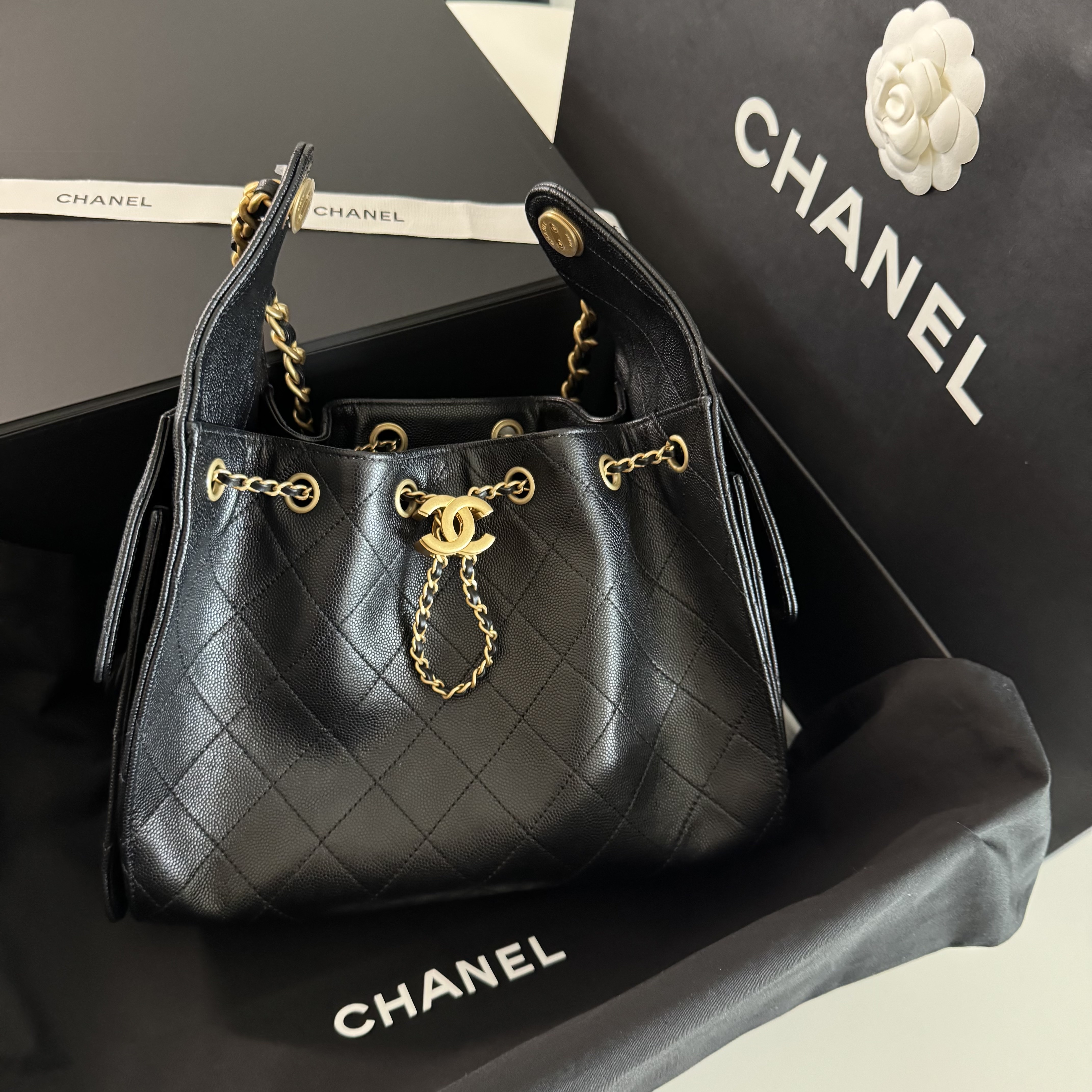 Chanel 25 Small Handbag Grained Calfskin & Gold Black 착용 스타일