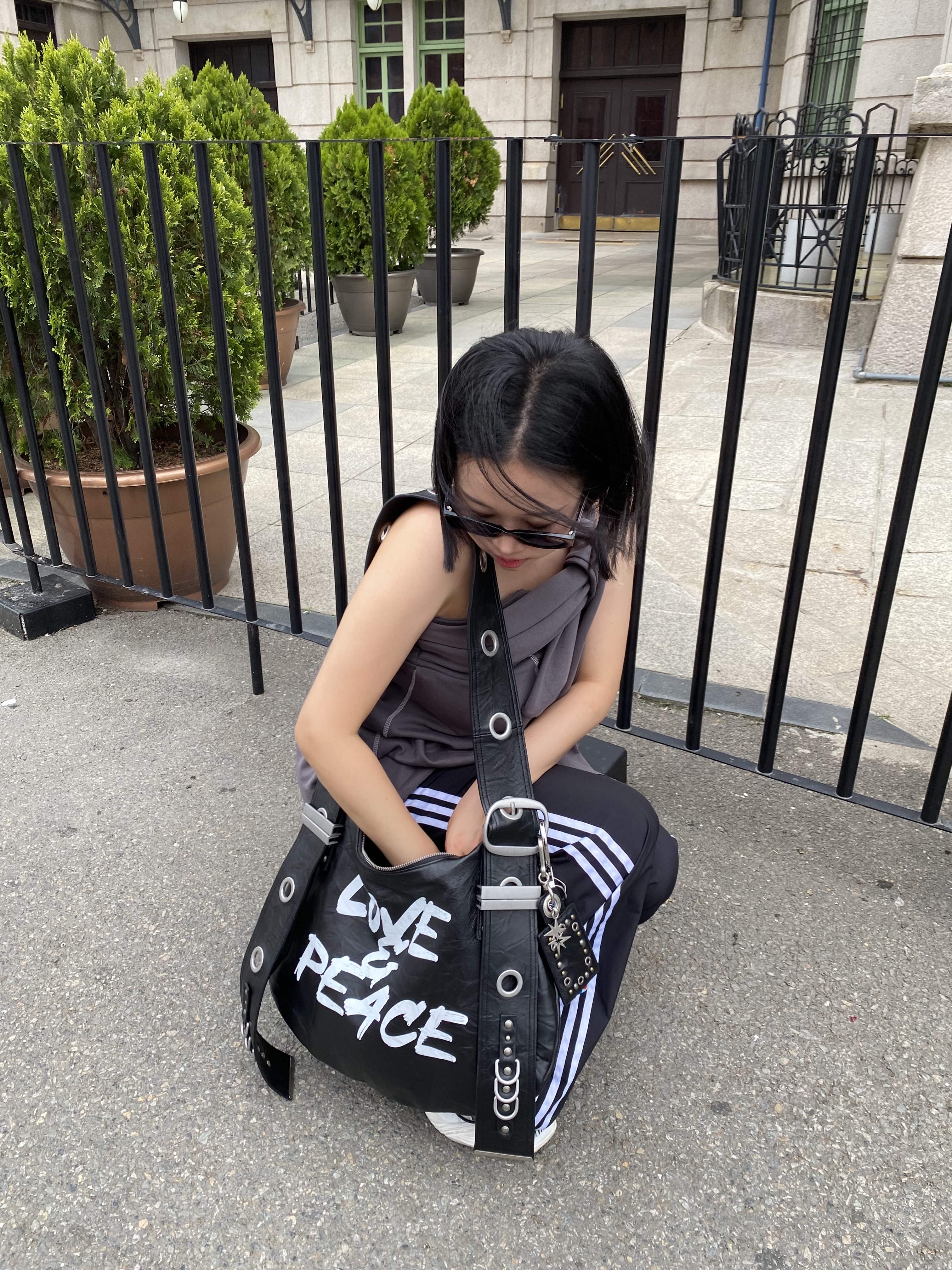 Vacant Archive Bella Wide Strap Hobo Bag Black 착용 스타일