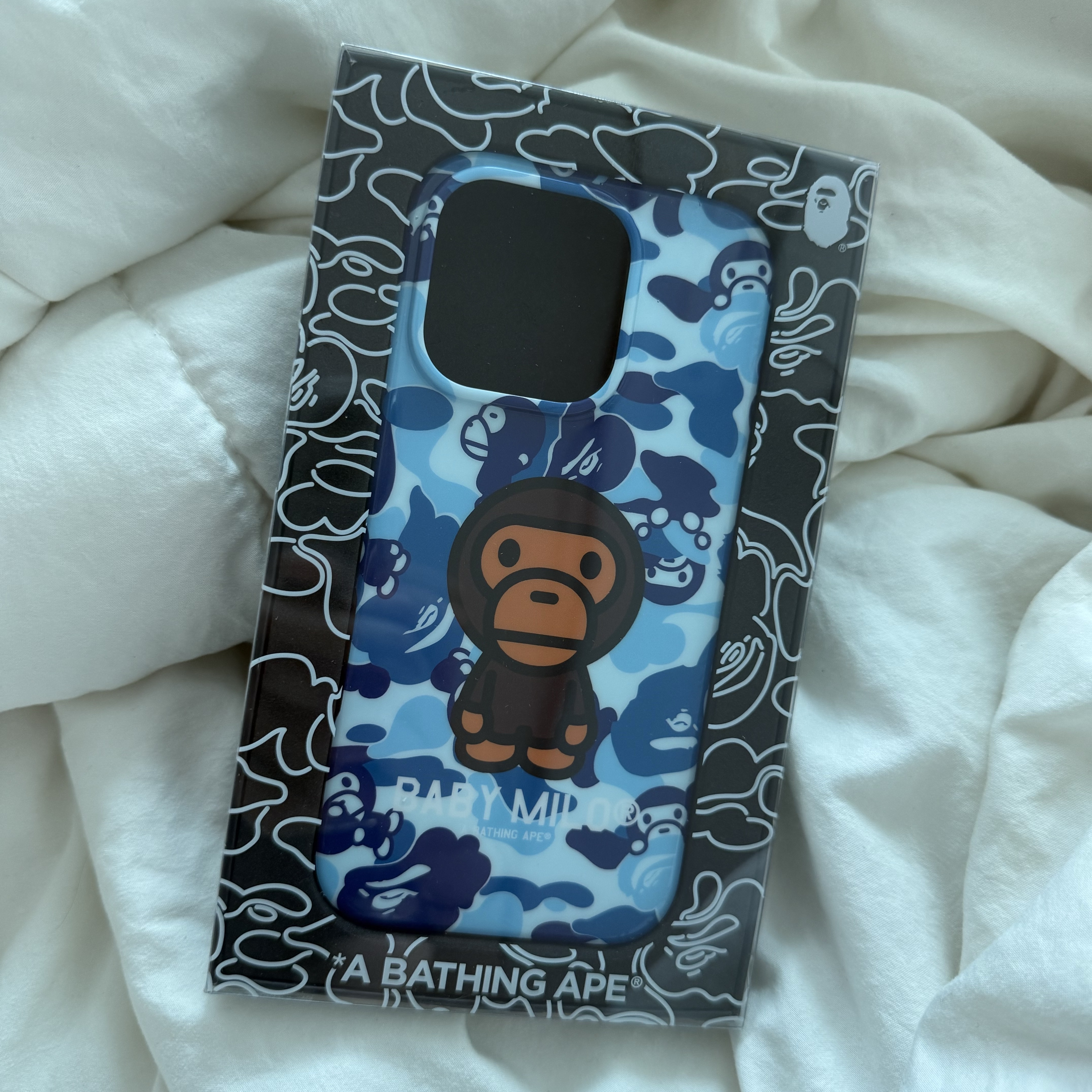 BAPE ABC Milo Camo iPhone 16 Pro Case Blue 착용 스타일 - 2