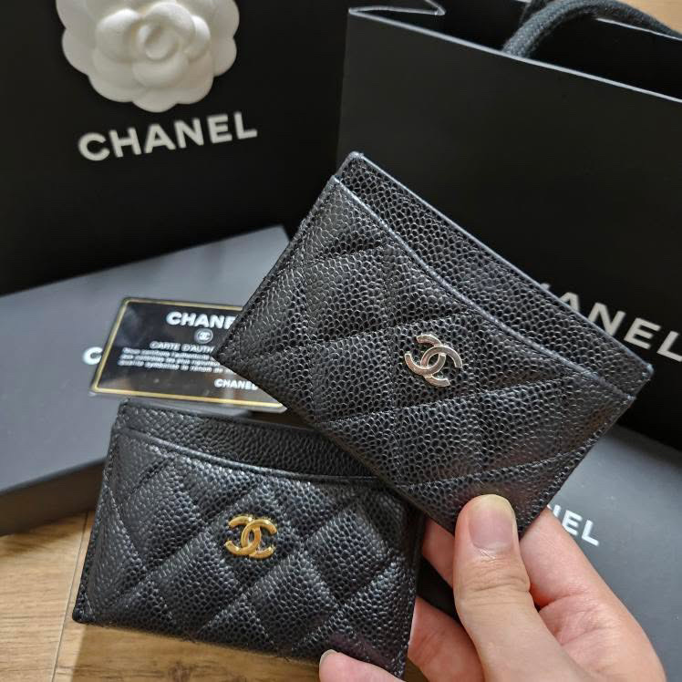 Chanel Classic Card Holder Grained Calfskin & Silver Black 착용 스타일