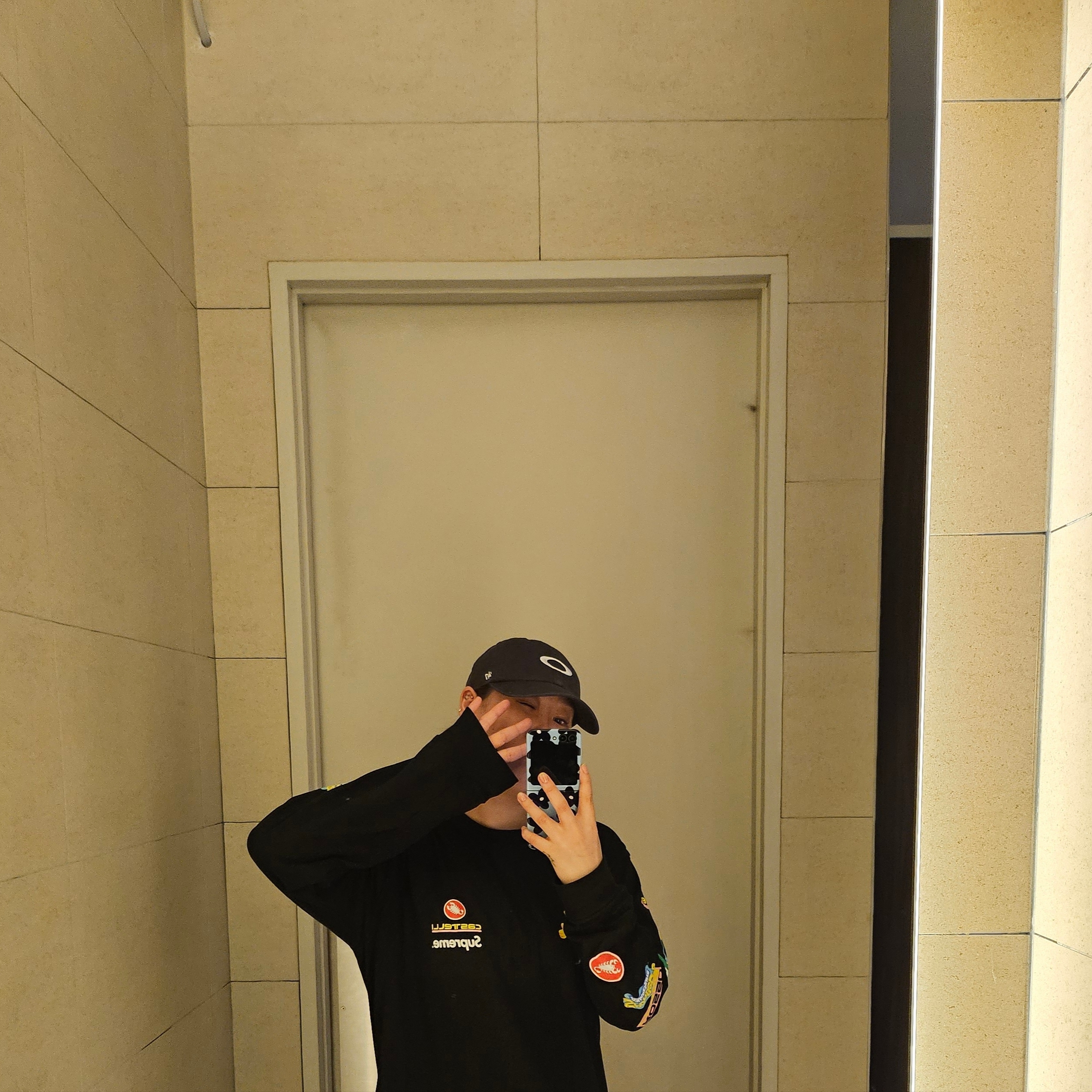 Supreme x SpongeBob SquarePants Castelli Racing L/S T-Shirt Black - 25SS, Oakley Remix Dad Hat Blackout 착용 스타일