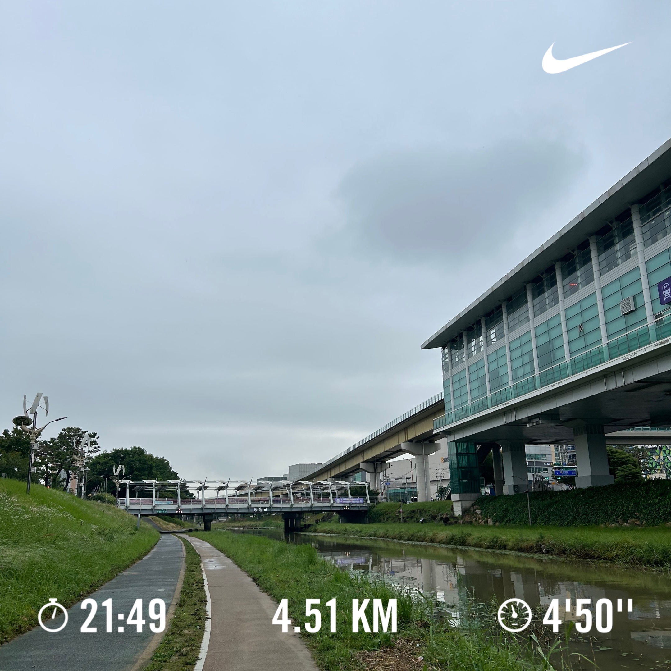 Nike ZoomX Vaporfly Next% 3 White Grey, Nike Dri-Fit Stride 5 Inch Brief Lined Running Shorts Black - Asia 착용 스타일 - 2