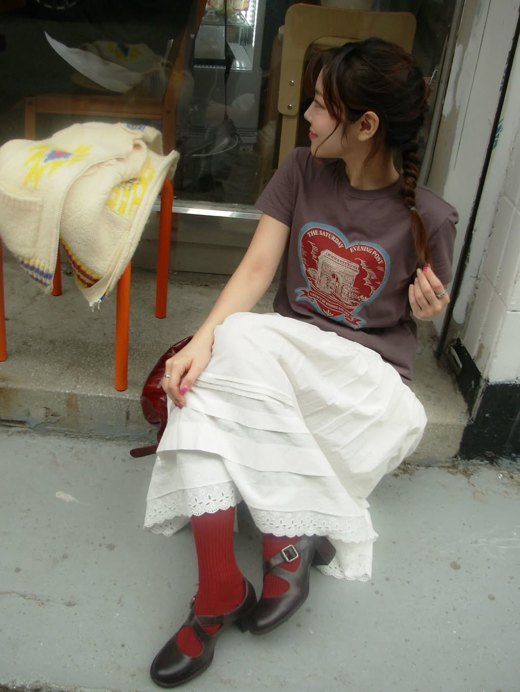 The Saturday Evening Post Arch Heart T-Shirt_Charcoal 착용 스타일 - 2