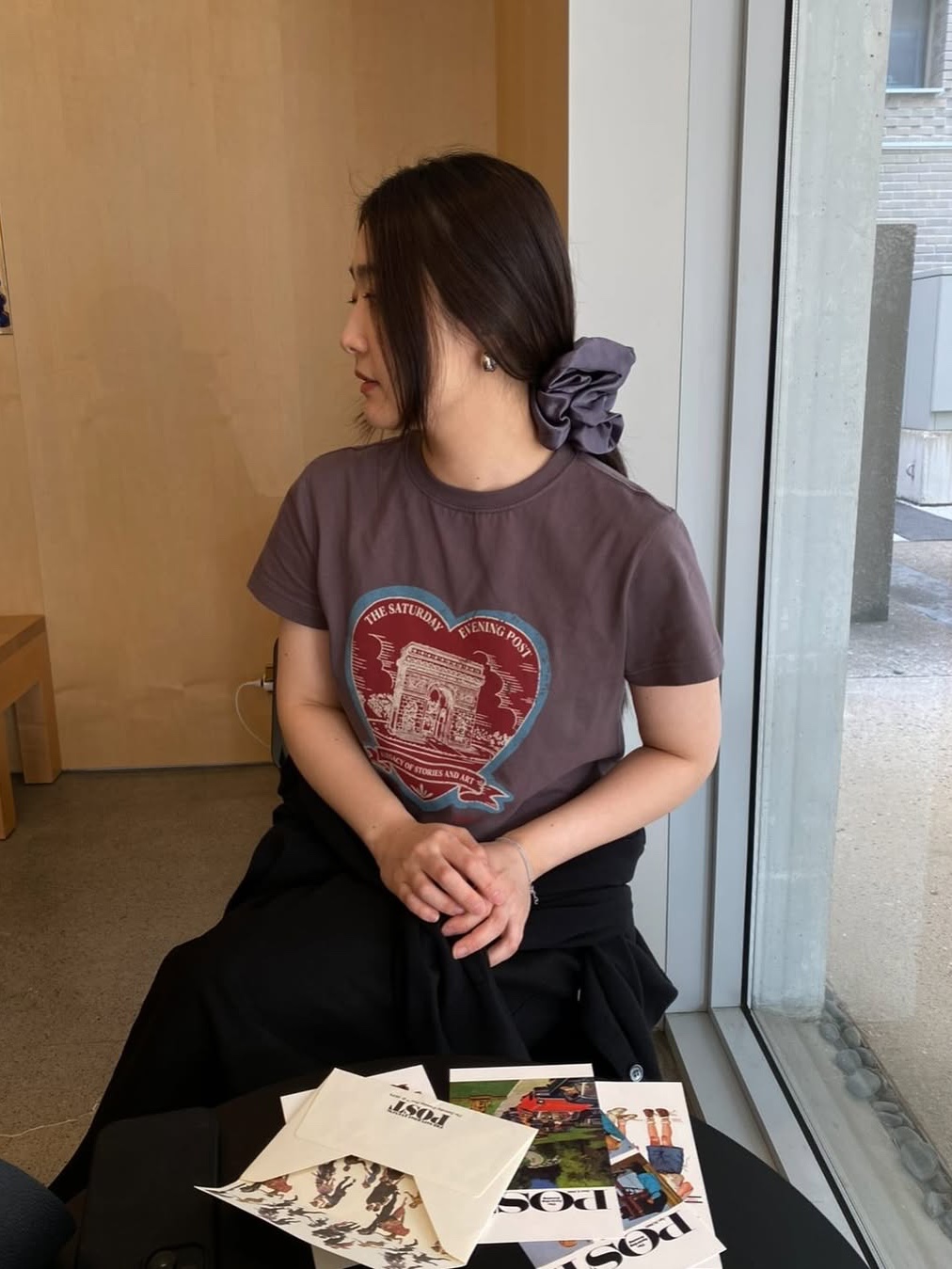 The Saturday Evening Post Arch Heart T-Shirt_Charcoal 착용 스타일 - 1