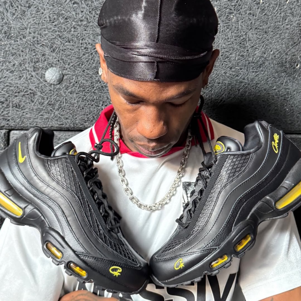 Nike x Corteiz Air Max 95 Black and Tour Yellow 착용 스타일 - 1
