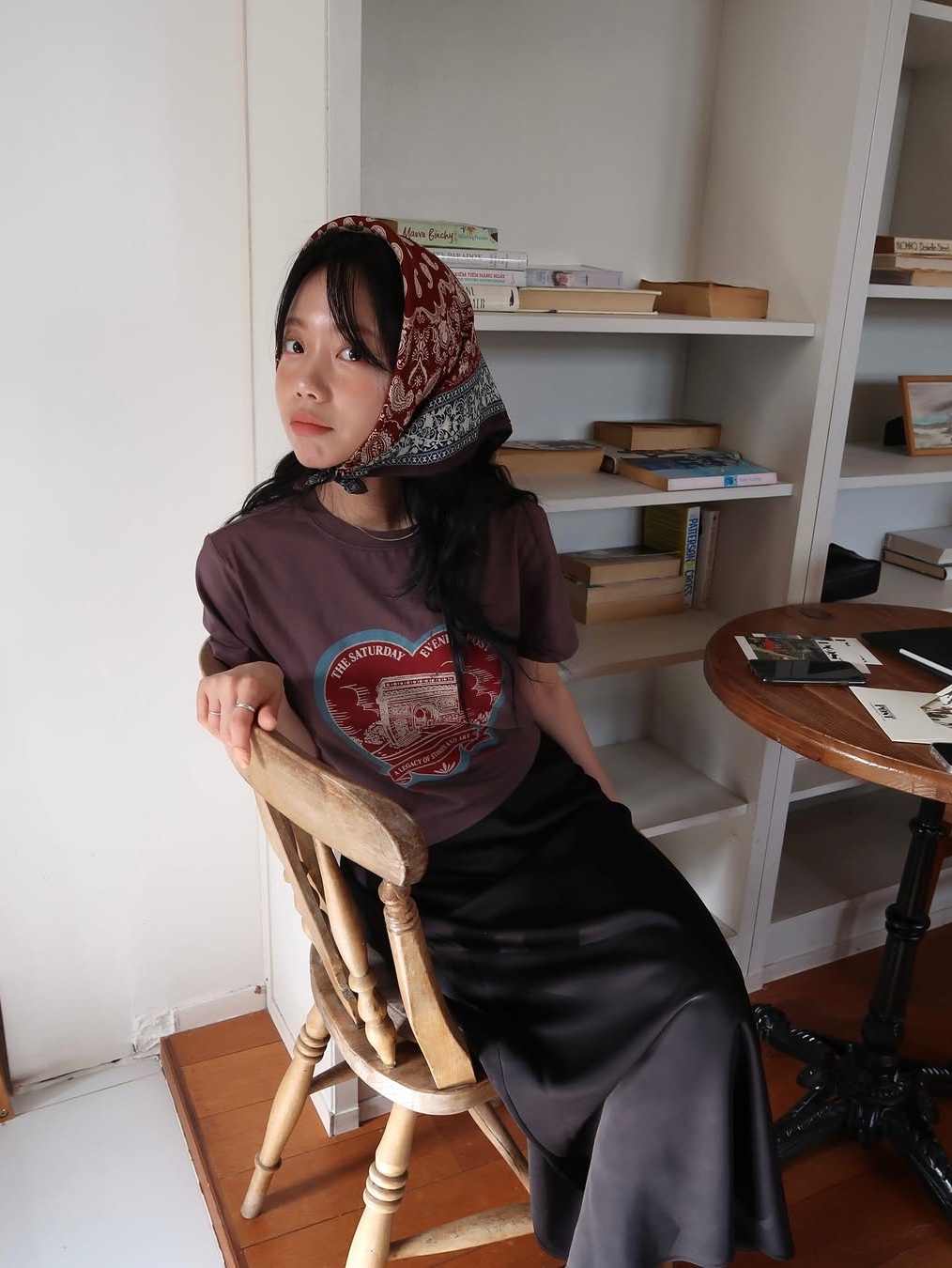 The Saturday Evening Post Arch Heart T-Shirt_Charcoal 착용 스타일 - 3