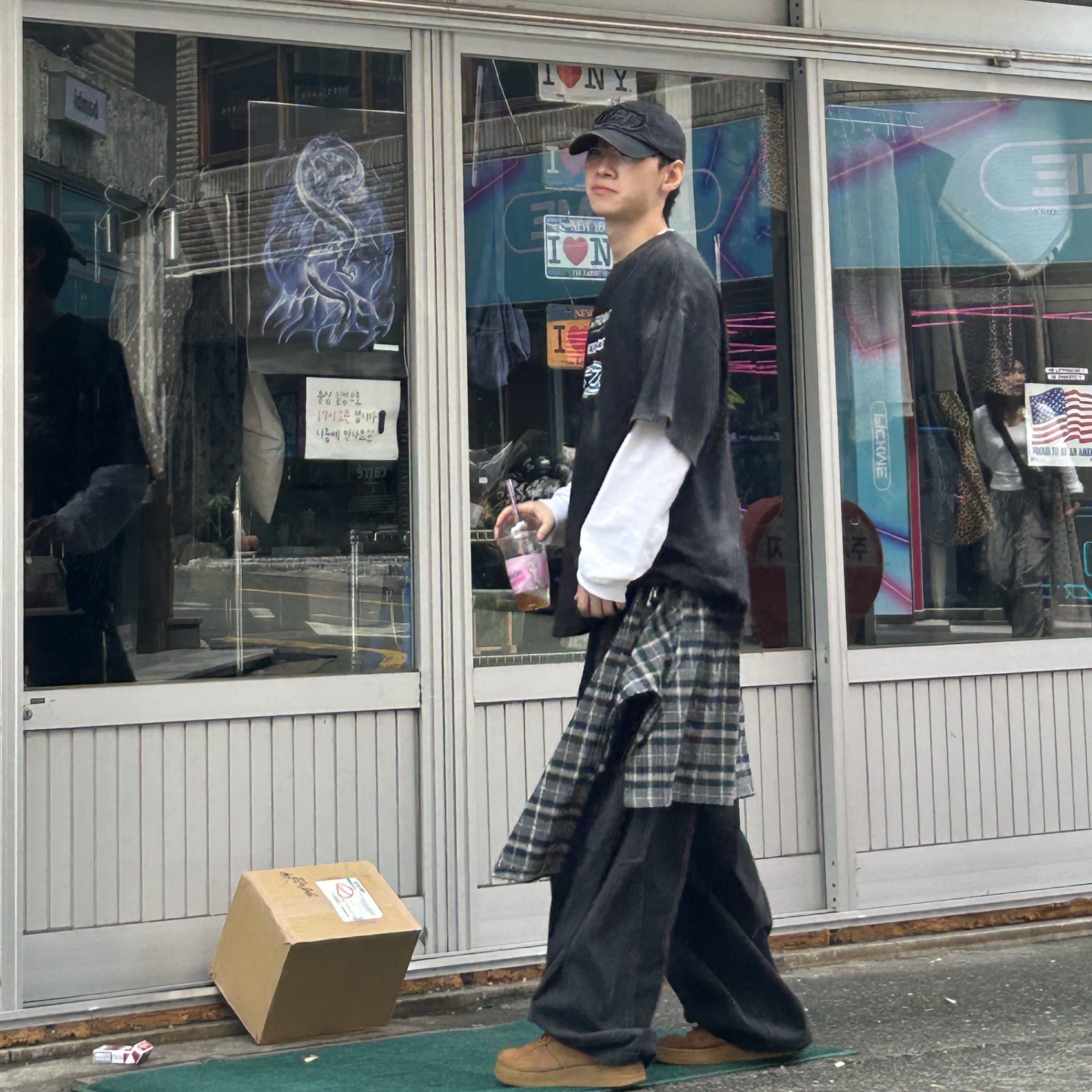 Farfromwhat Far Washed Logo T-Shirt Black, Stussy Stock Seoul LS T-Shirt White 착용 스타일 - 2
