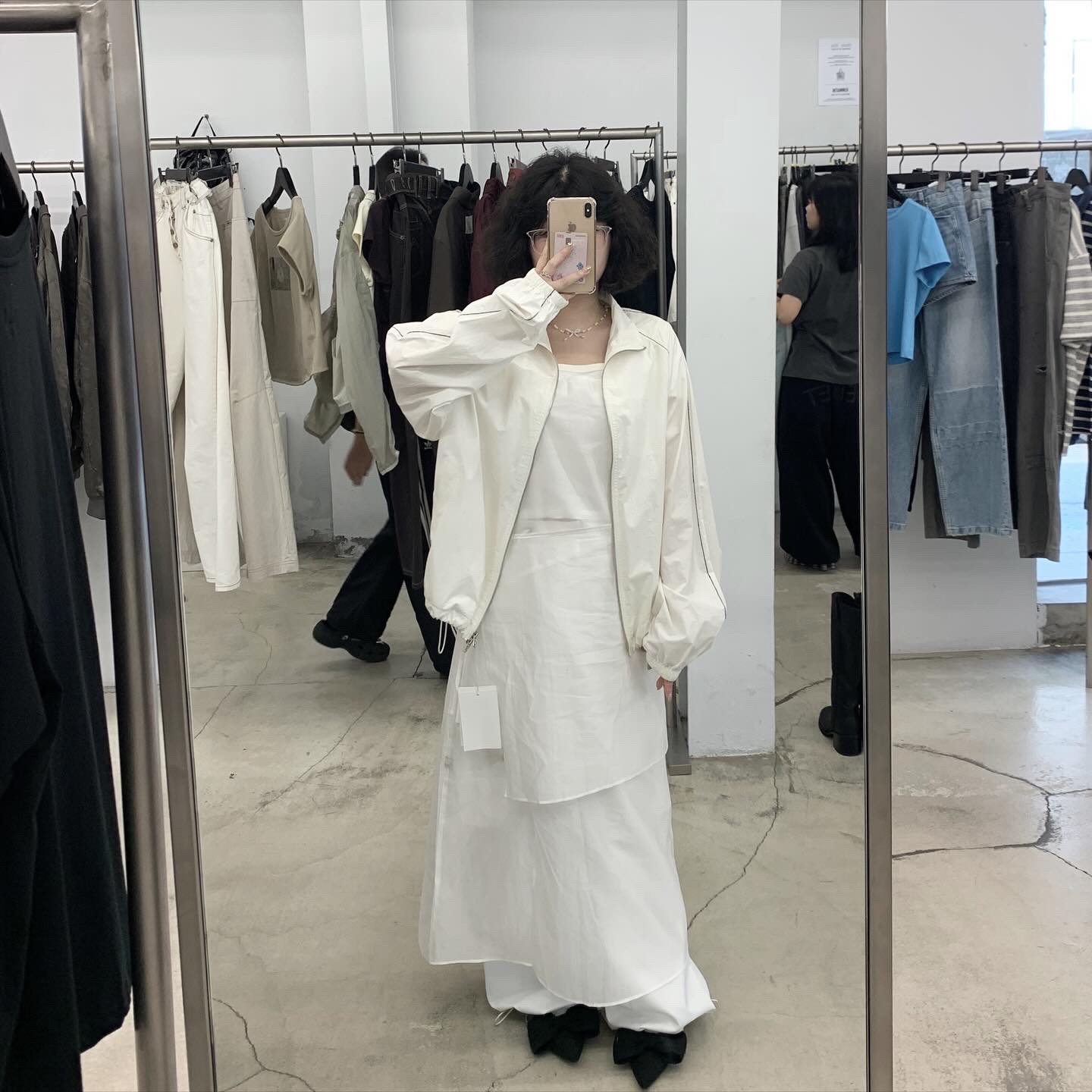 (W) Matin Kim Logo Coating Jumper Ivory 착용 스타일 - 1
