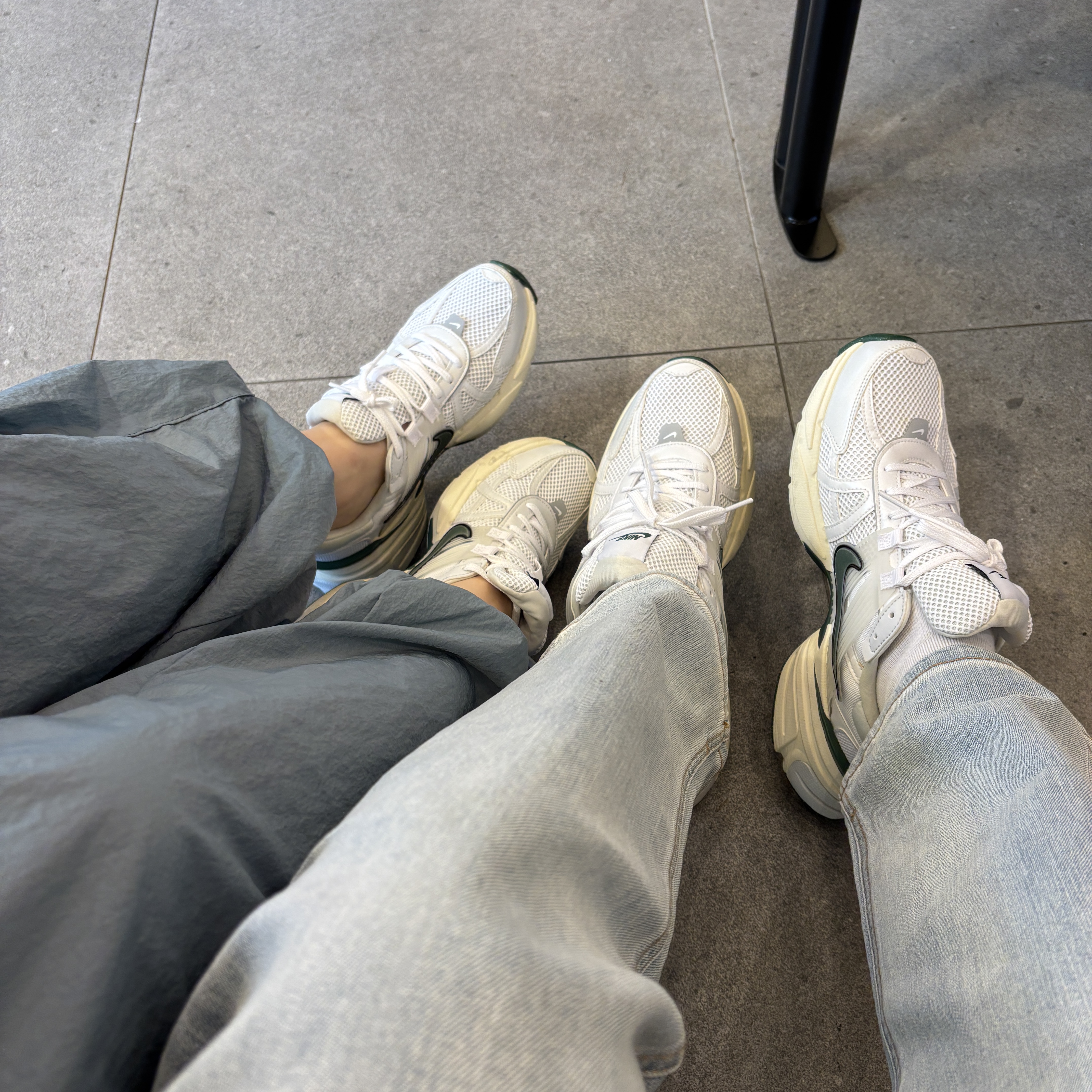 Nike V2K Run White Fir 착용 스타일