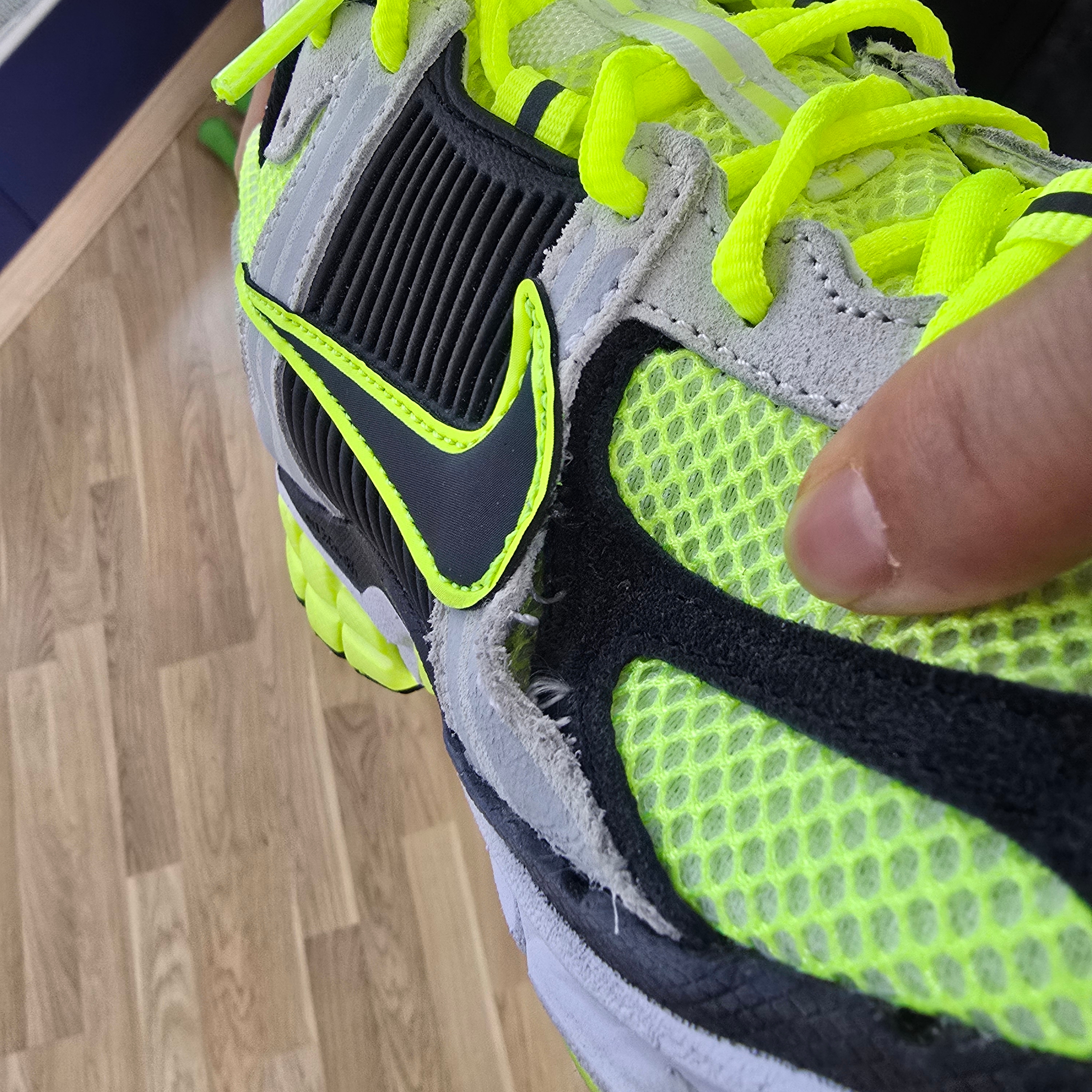 Nike Zoom Vomero 5 Volt Metallic Platinum 착용 스타일 - 2