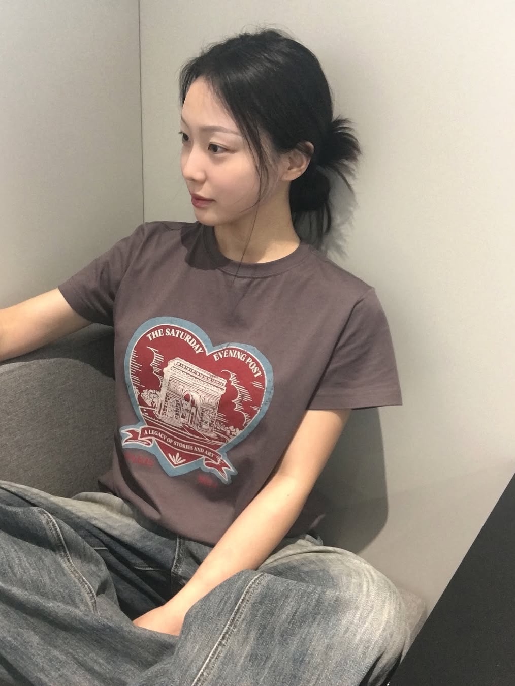 The Saturday Evening Post Arch Heart T-Shirt_Charcoal 착용 스타일 - 1