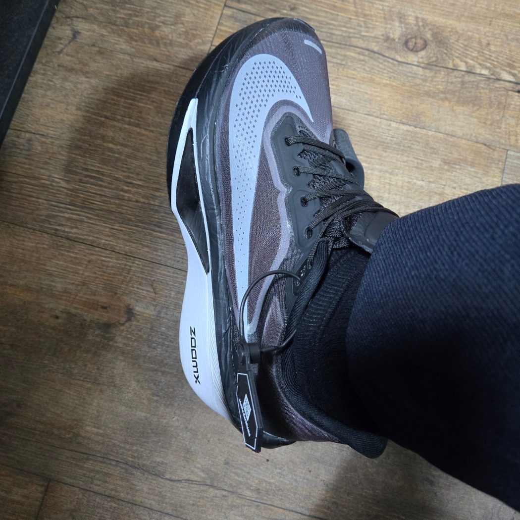 Nike Zoom Fly 6 Black Light Smoke Grey 착용 스타일