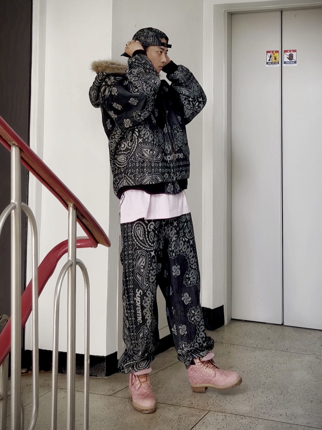 Supreme Bandana Jacquard Denim Camp Cap Black - 25SS, Supreme Bandana Jacquard Denim Hooded Work Jacket Black - 25SS 착용 스타일 - 3