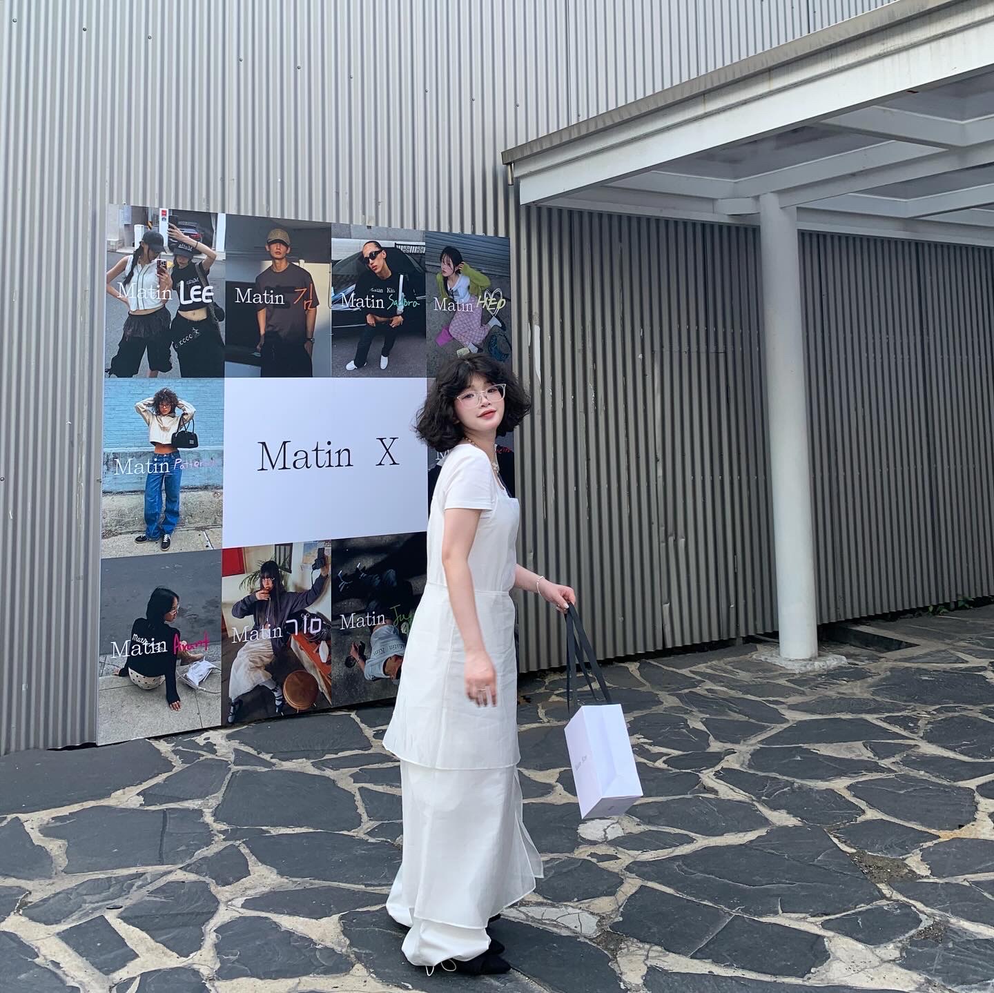 (W) Matin Kim Logo Coating Jumper Ivory 착용 스타일 - 3