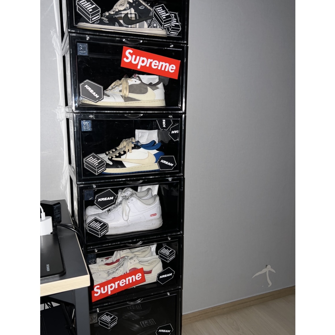 Nike x Travis Scott SB Dunk Low, Jordan 1 x Travis Scott Retro Low OG SP Sail and Ridgerock 착용 스타일